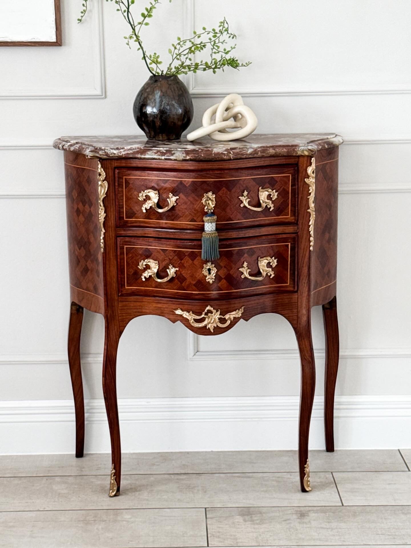 ANTIKE FRANZÖSISCHE KOMMODE MIT MARMORPLATTE INTARSIERT