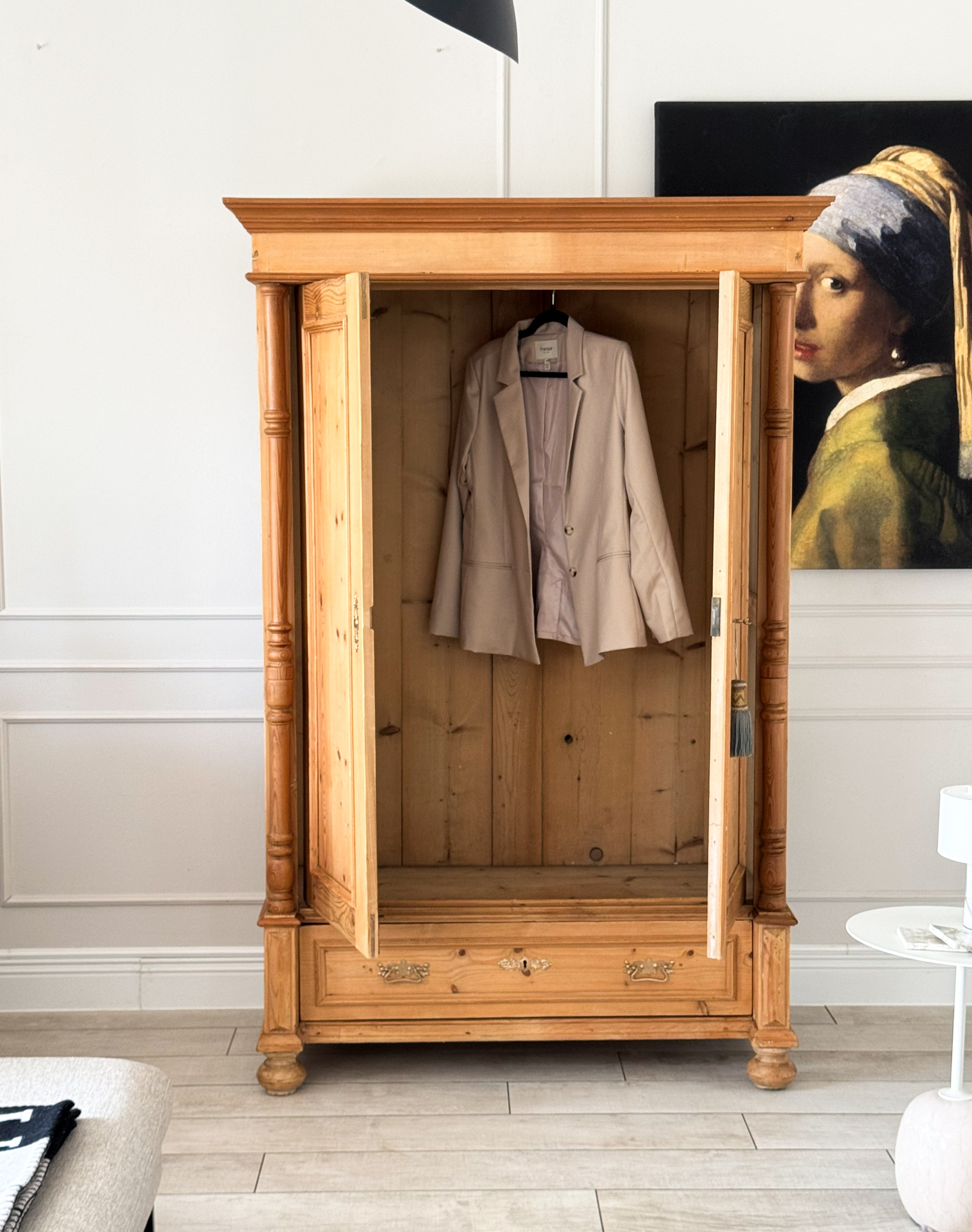 ELEGANTER ANTIKER WEICHHOLZSCHRANK UM 1900