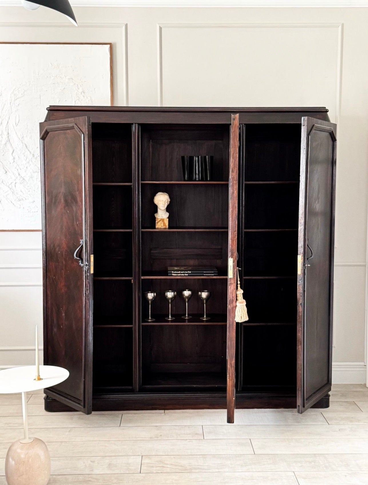 ANTIKER SCHRANK MIT SCHÖNEN DETAILS KLASSISCH UND ELEGANT