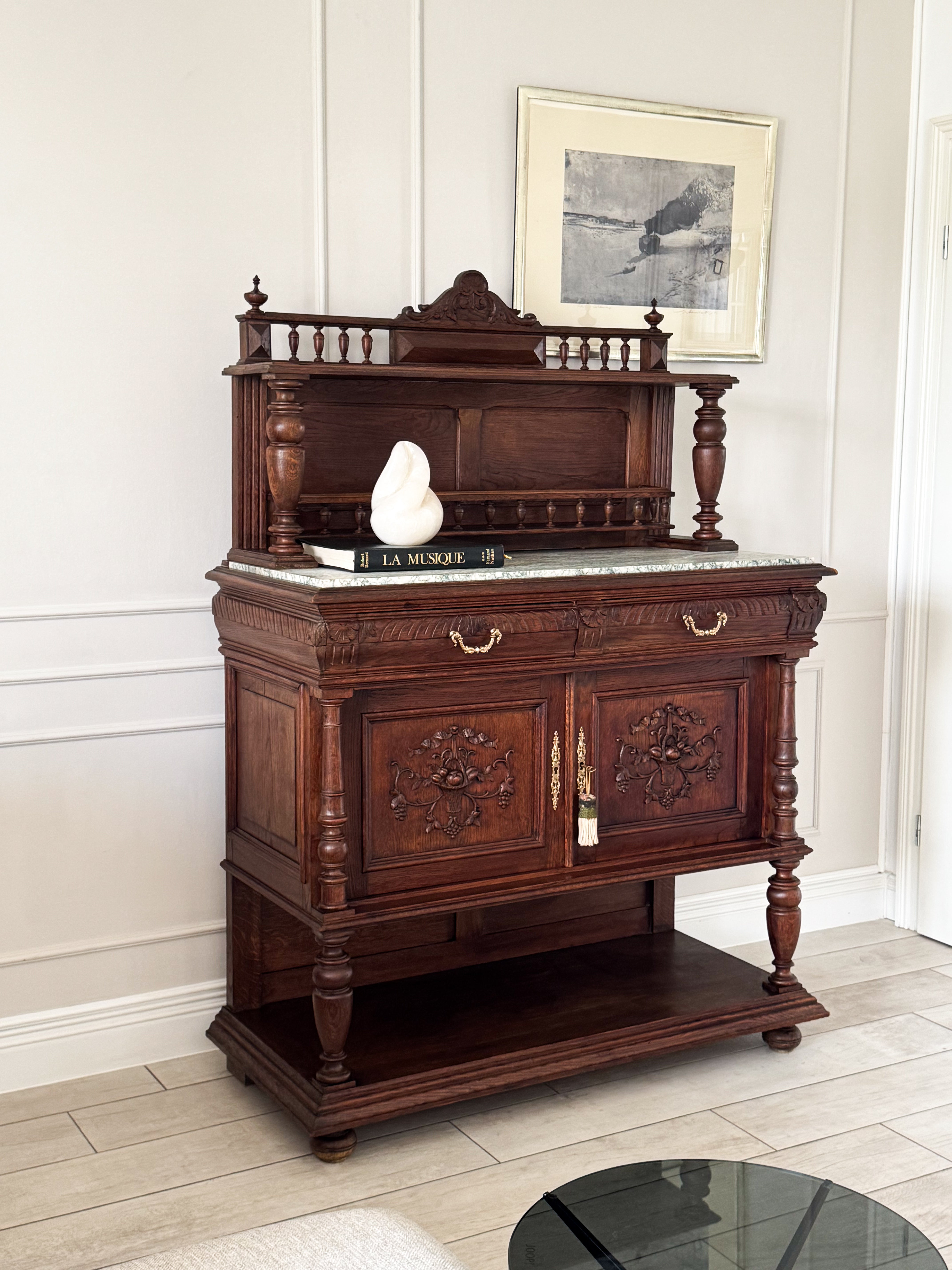 AUSGEFALLENE ANTIKE ANRICHTE MIT MARMORPLATTE JUGENDSTIL