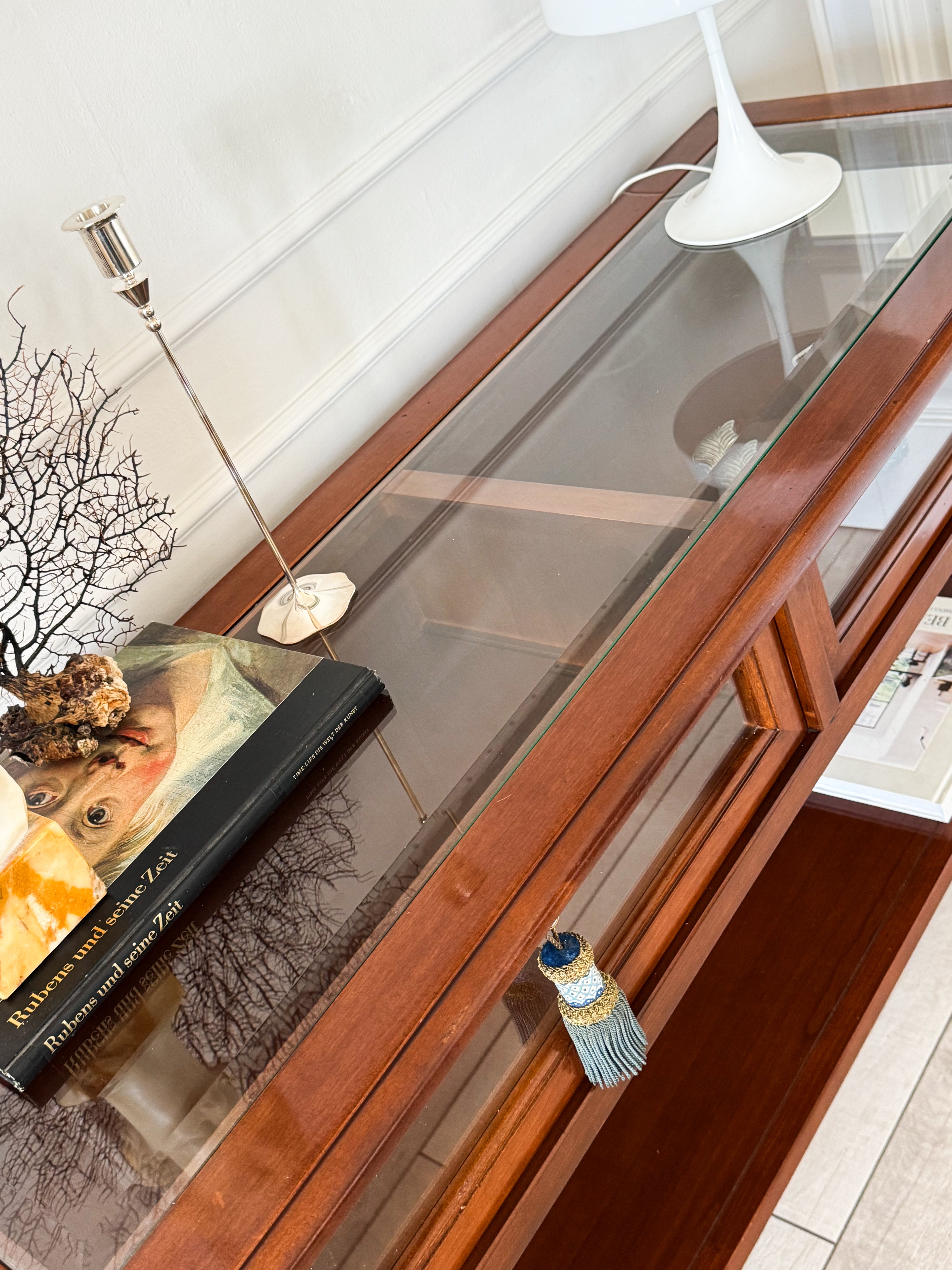 VINTAGE KONSOLENTISCH MIT VITRINE IN NUSSBAUM