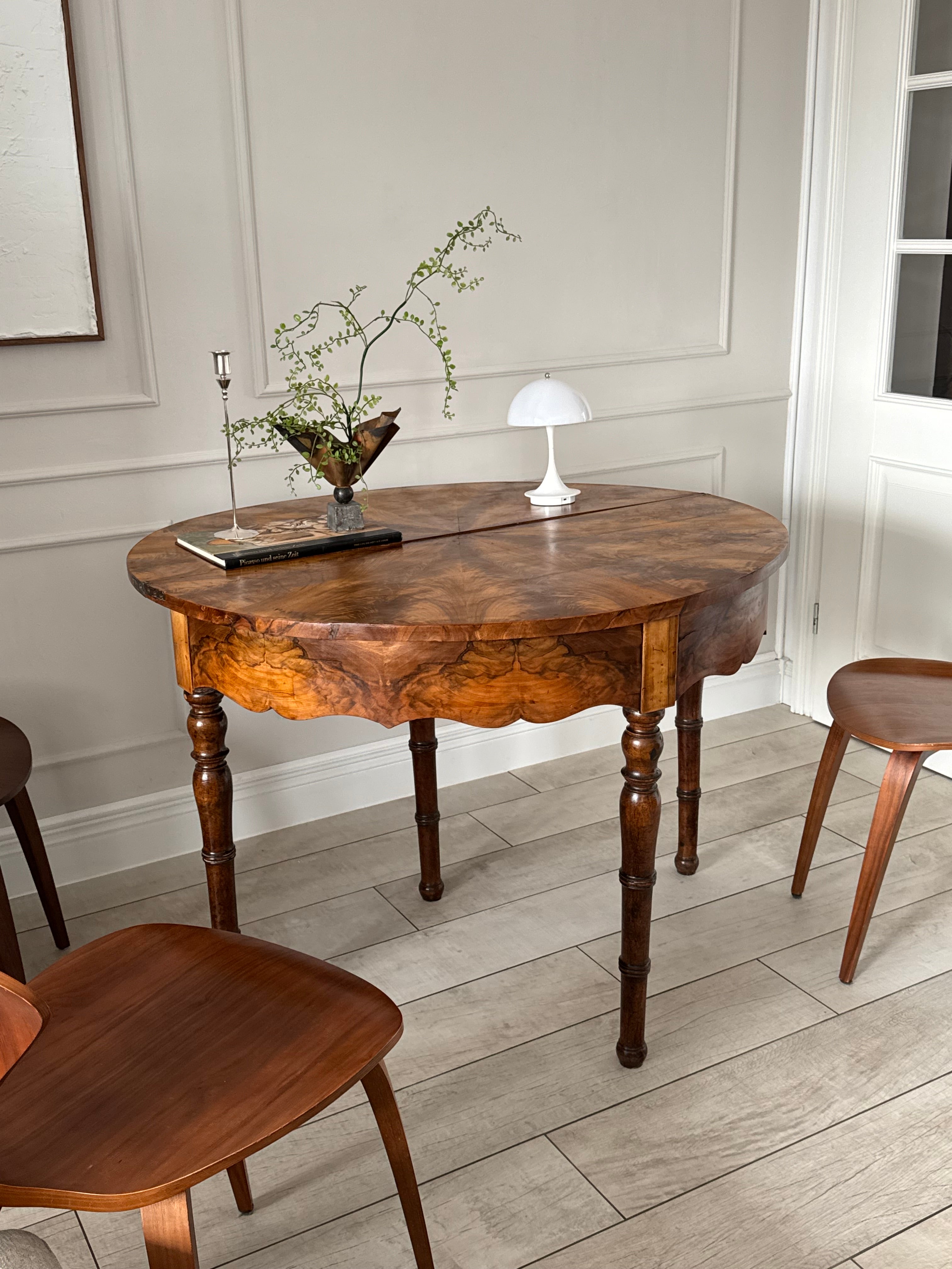 ANTIKER DEMI LUNE TISCH NUSSBAUM MIT SCHÖNER MASERUNG
