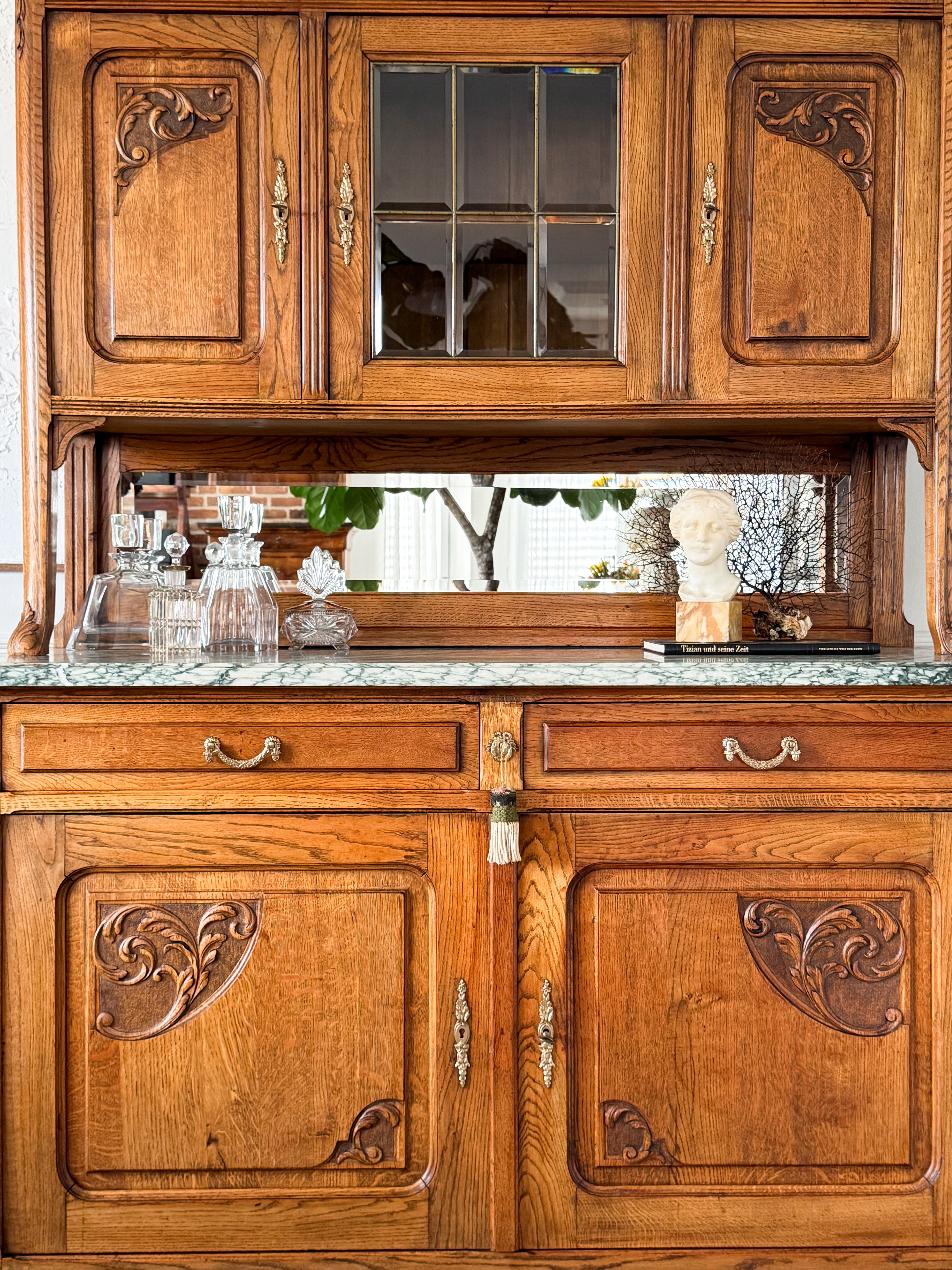 ANTIKER FRANZÖSISCHER BUFFETSCHRANK MIT MARMORPLATTE