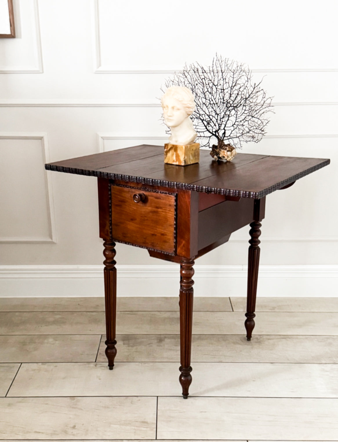 ANTIKER PEMBROKE TISCH AUS NUSSBAUM