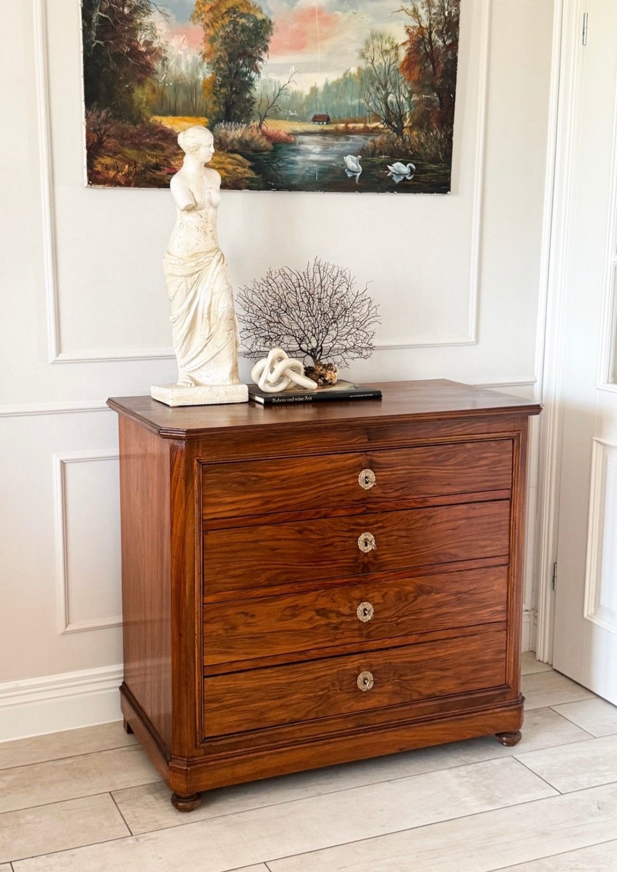 ANTIQUE BEAUTIFUL CHEST OF DRAWERS MADE OF WALNUT