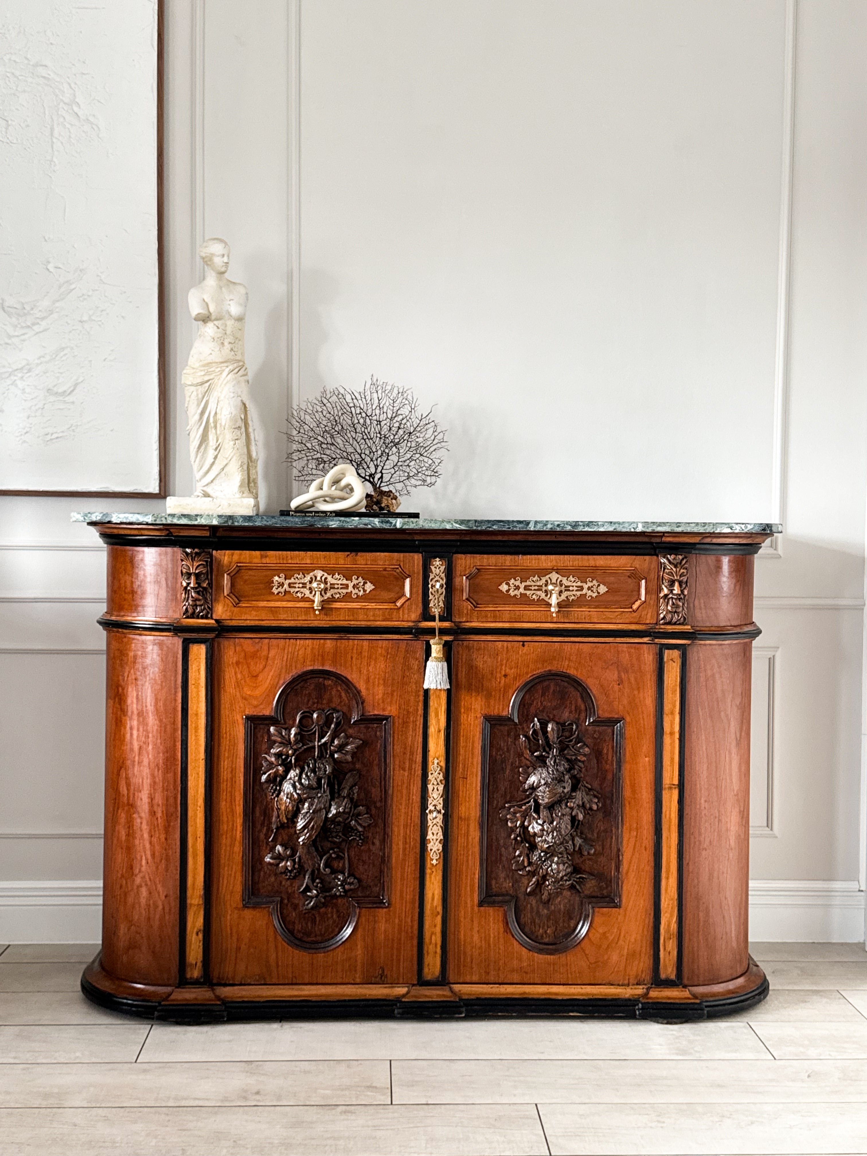 AUSGEFALLENE ANTIKE ANRICHTE MIT MARMORPLATTE