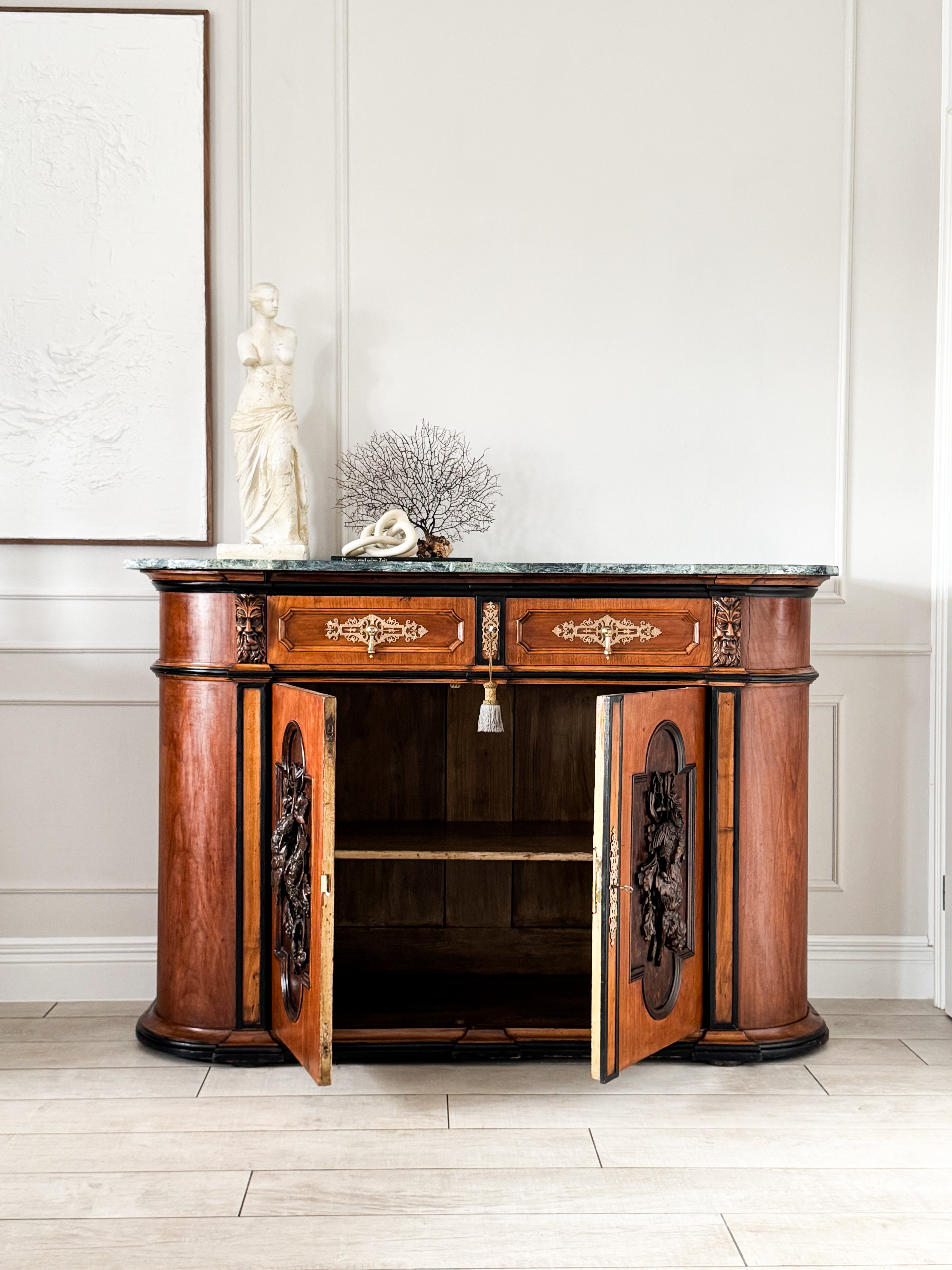 AUSGEFALLENE ANTIKE ANRICHTE MIT MARMORPLATTE