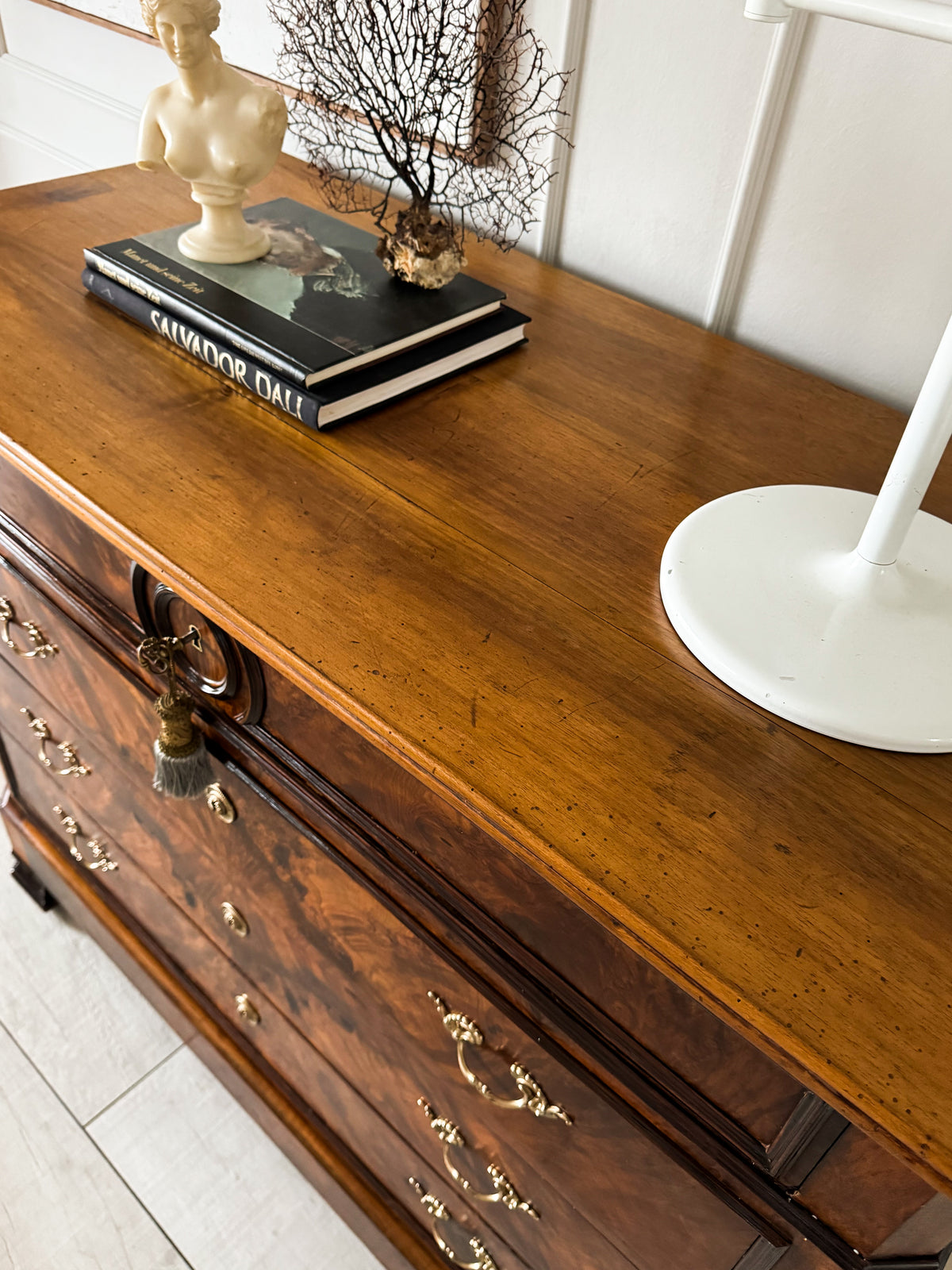 ELEGANT ANTIQUE FRENCH WALNUT COMMODE