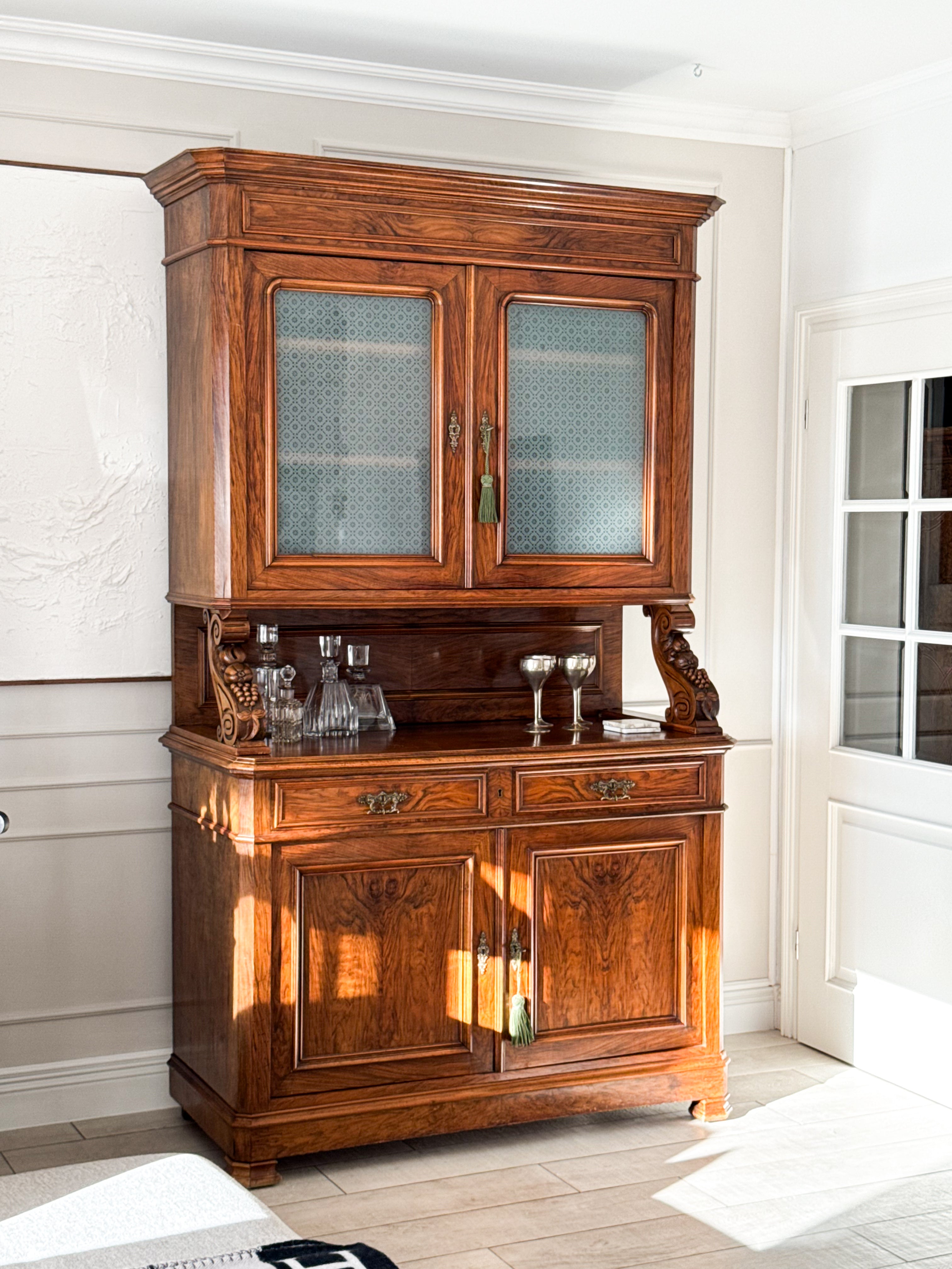 ANTIKER FRANZÖSISCHER BUFFETSCHRANK AUS NUSSBAUM