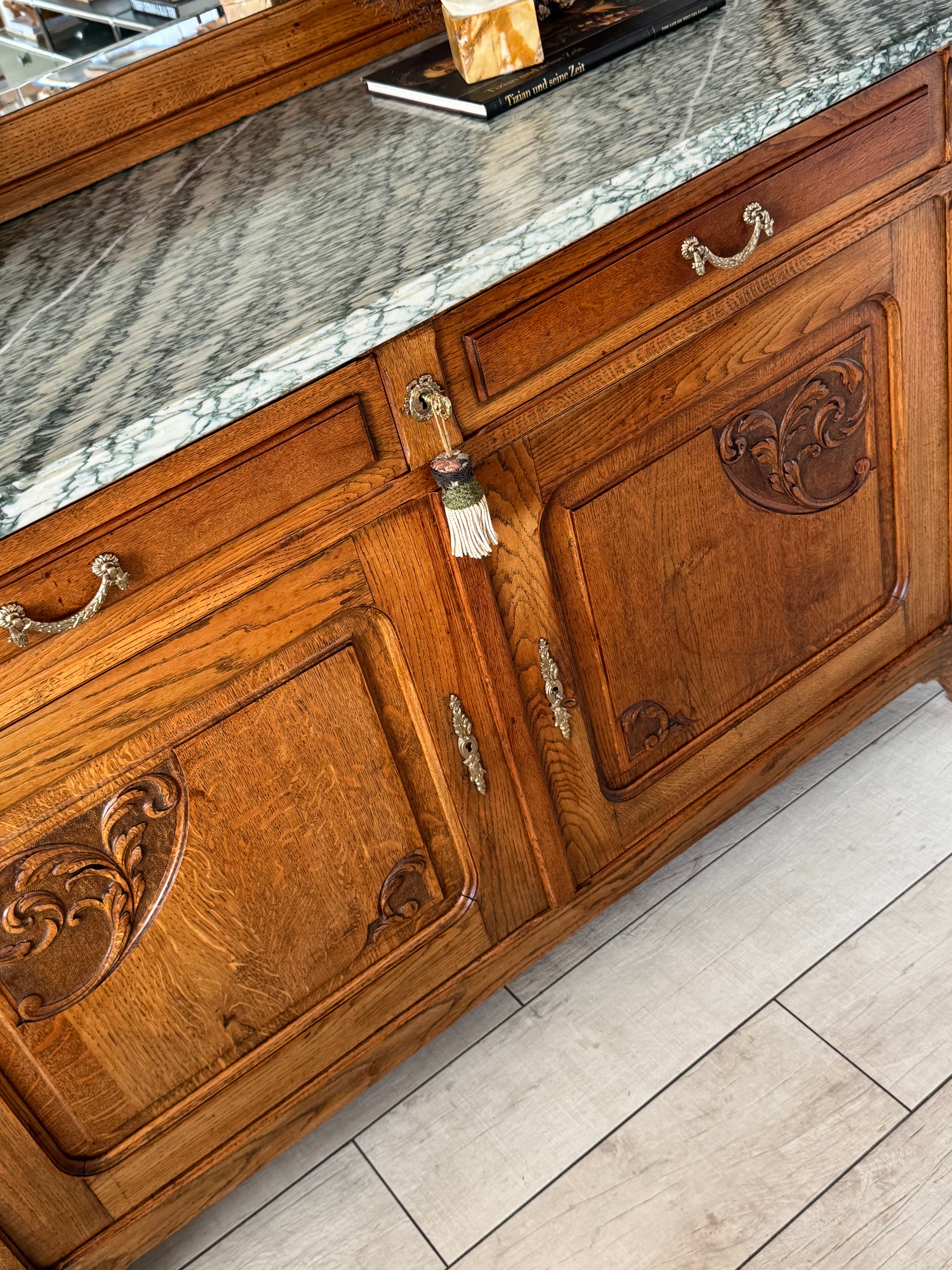 ANTIKER FRANZÖSISCHER BUFFETSCHRANK MIT MARMORPLATTE