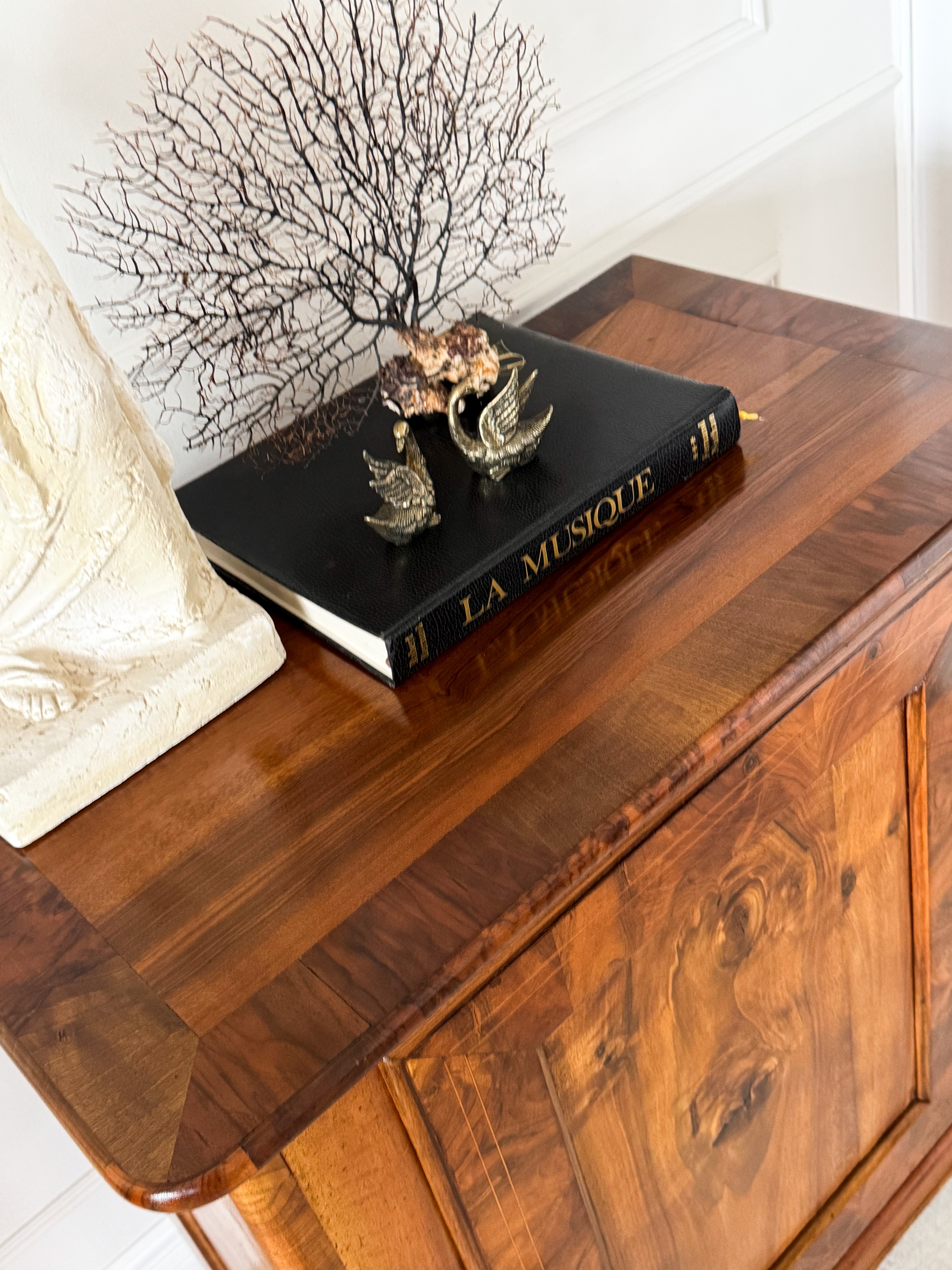 ANTIKER BIEDERMEIER HALBSCHRANK NUSSBAUM VOLLHOLZ