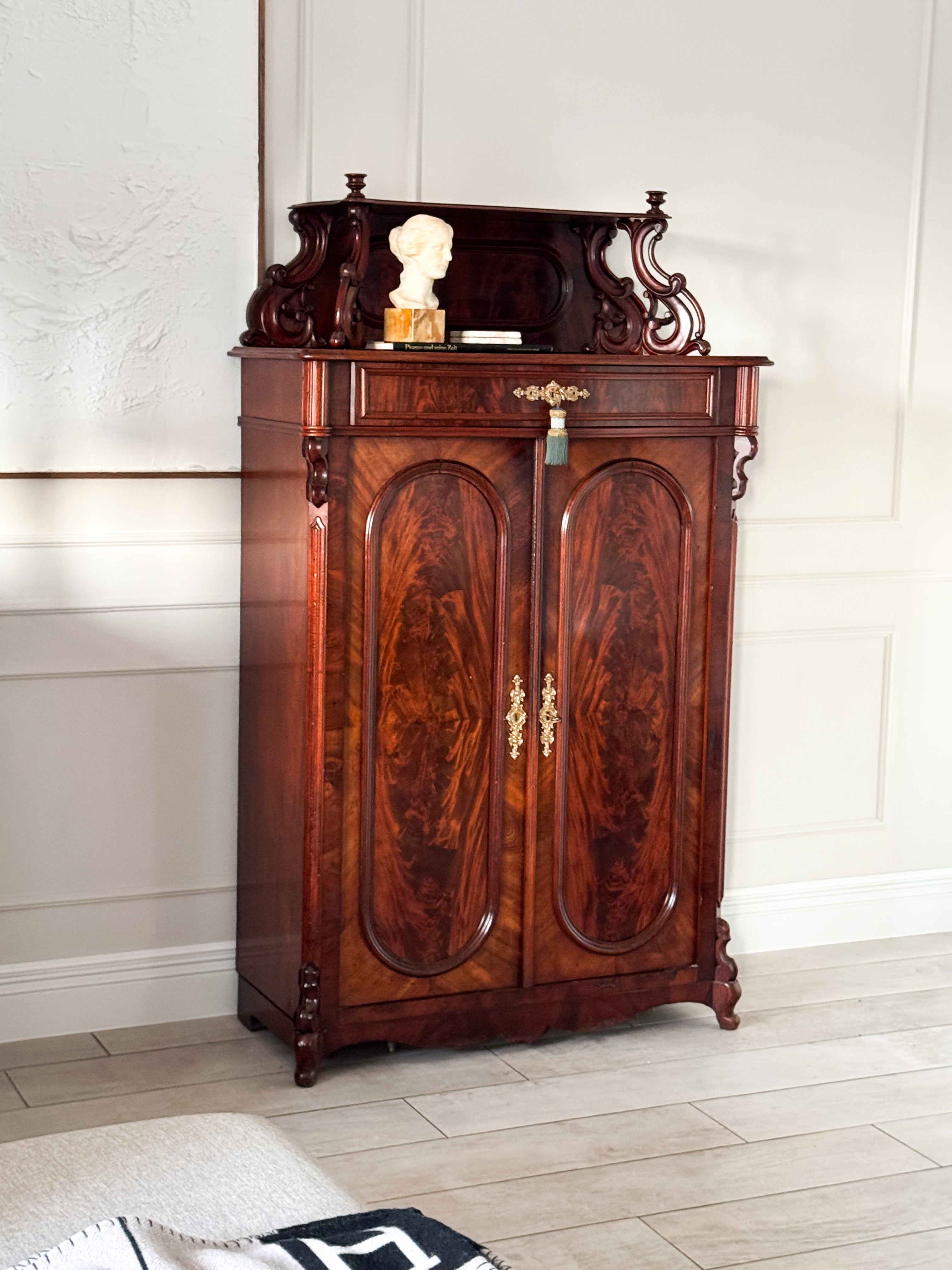 ANTIKER FRANZÖSISCHER LOUIS PHILIPPE VERTIKOSCHRANK