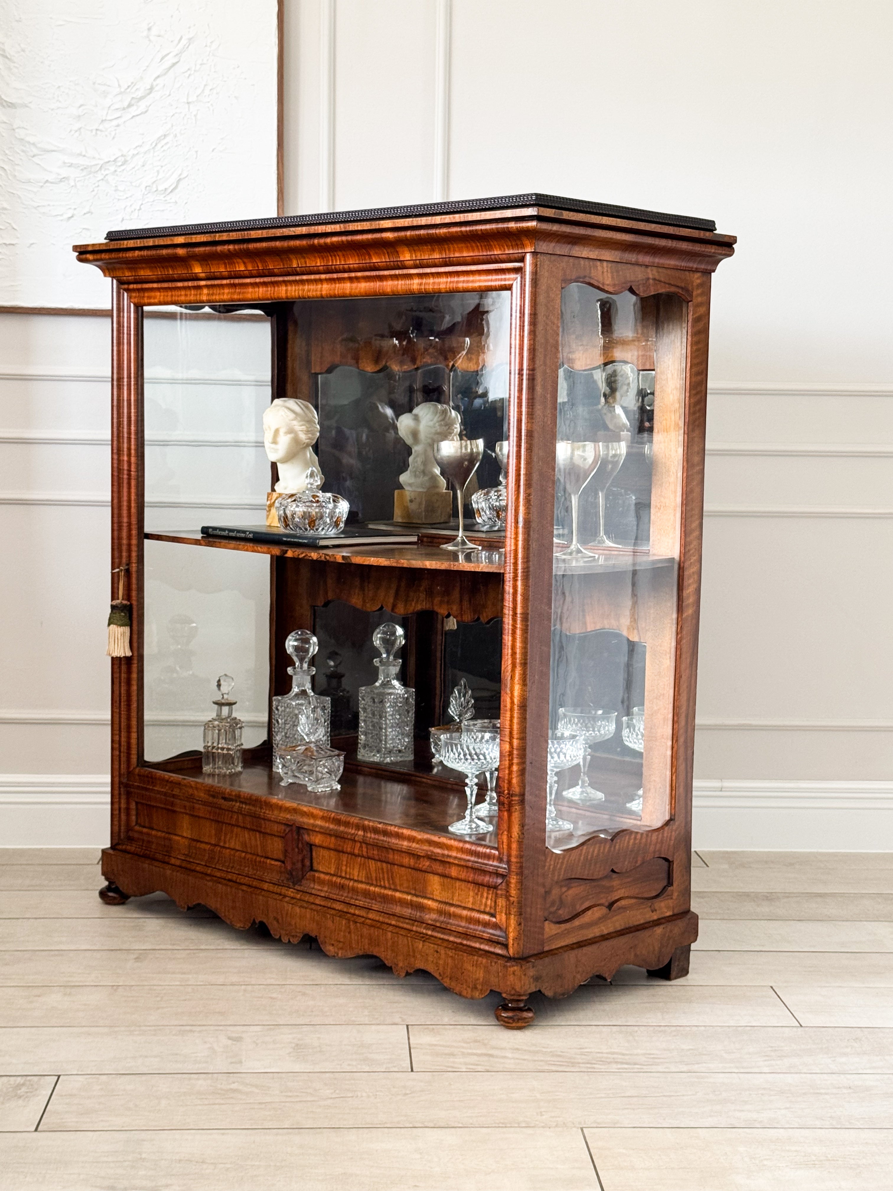 EDLER ANTIQUE BIEDERMEIER DISPLAY CABINET IN WALNUT 