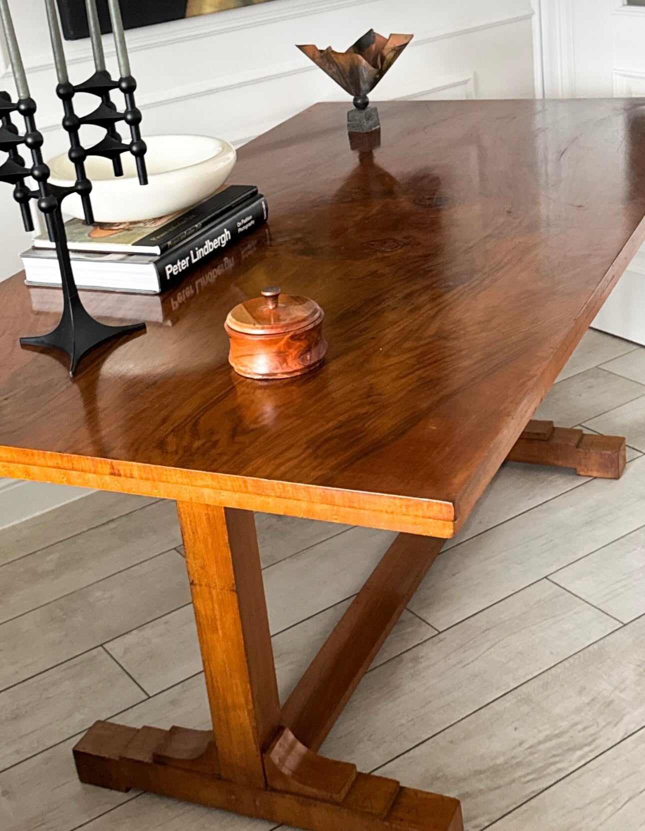 ELEGANTER ART DECO ESSTISCH AUS NUSSBAUM SCHÖNE MASERUNG