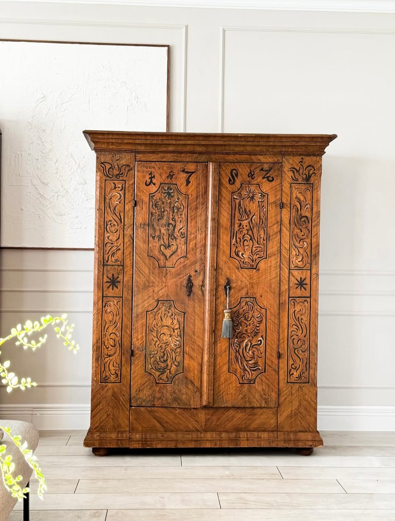 ANTIKER BAUERNSCHRANK AUS DER BAROCKZEIT HANDBEMALT 1782