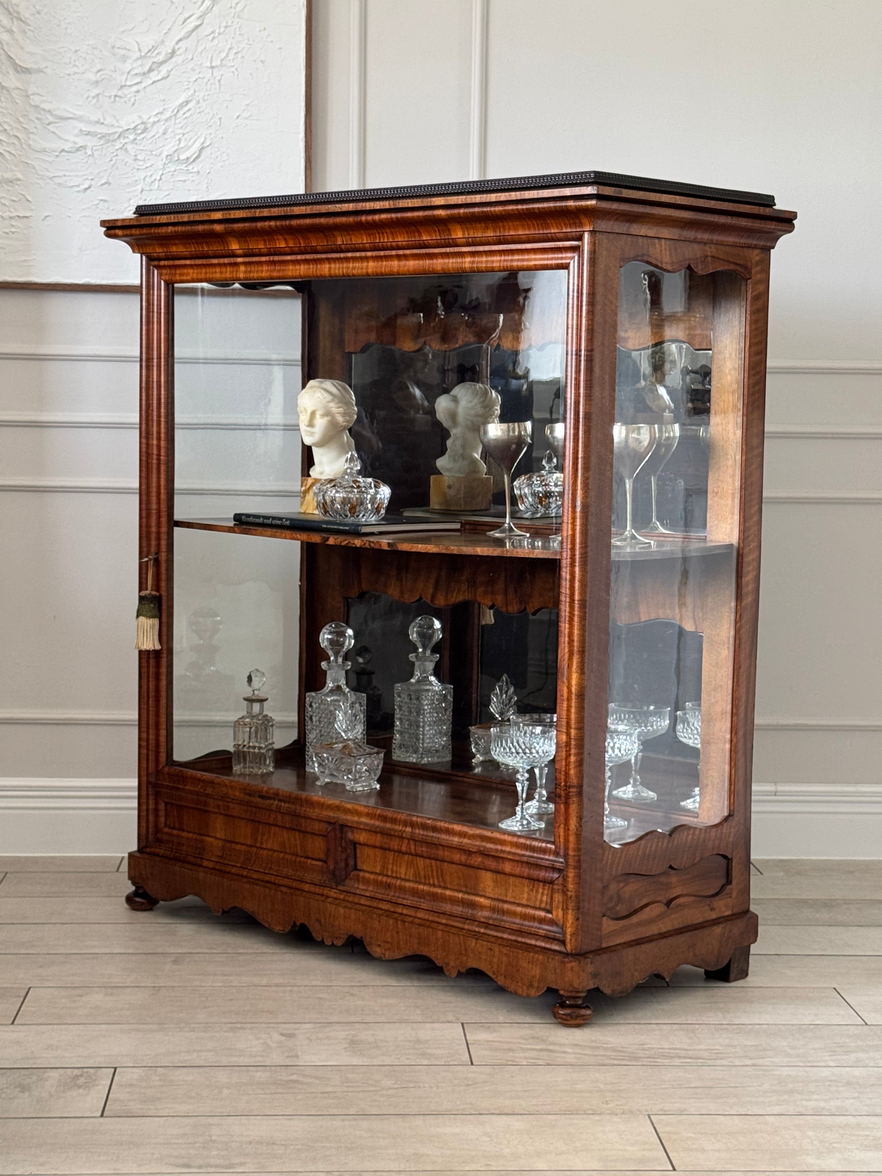 EDLER ANTIQUE BIEDERMEIER DISPLAY CABINET IN WALNUT 
