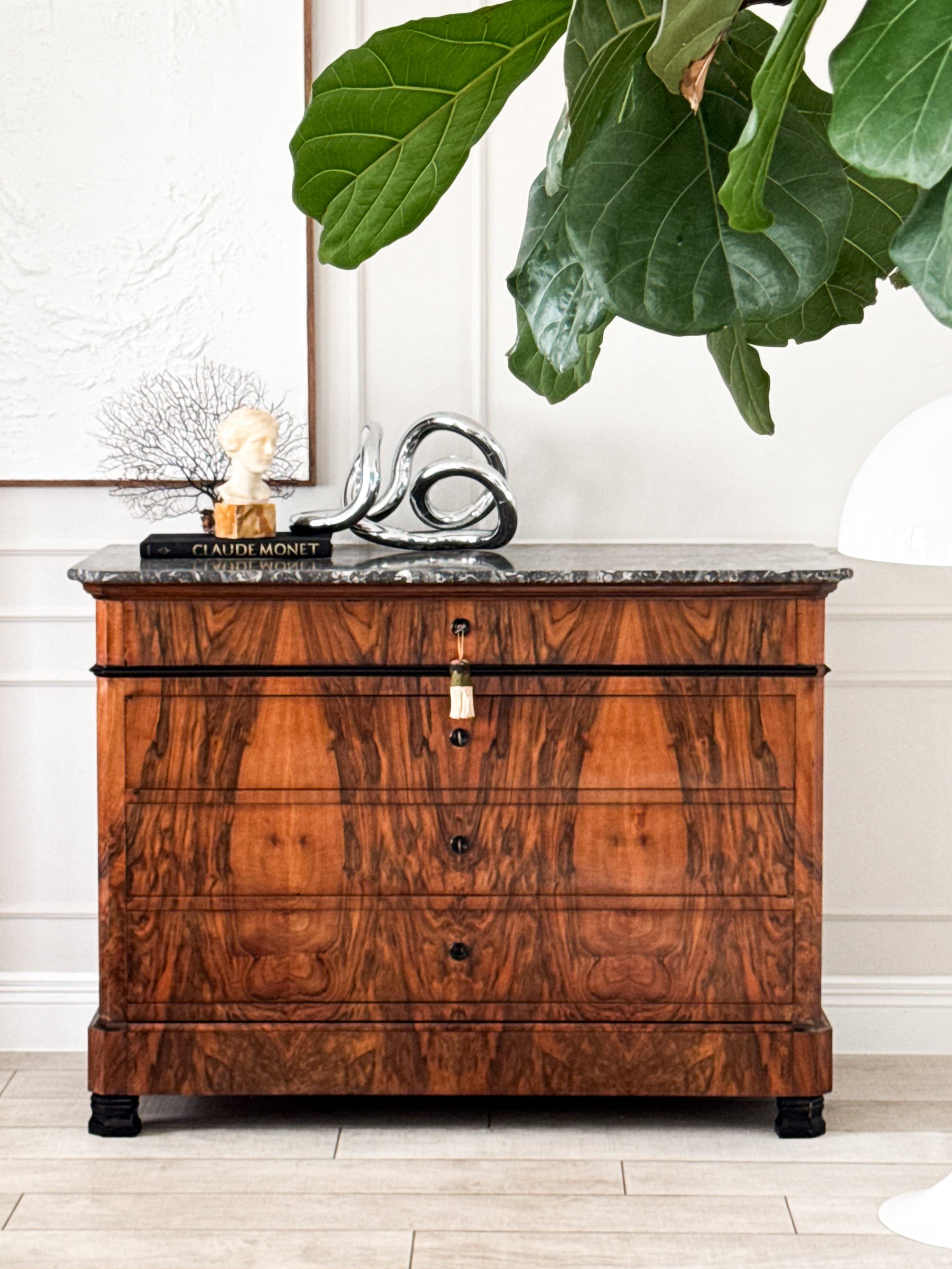 ANTIKE FRANZÖSISCHE KOMMODE AUS NUSSBAUM MIT MARMORPLATTE