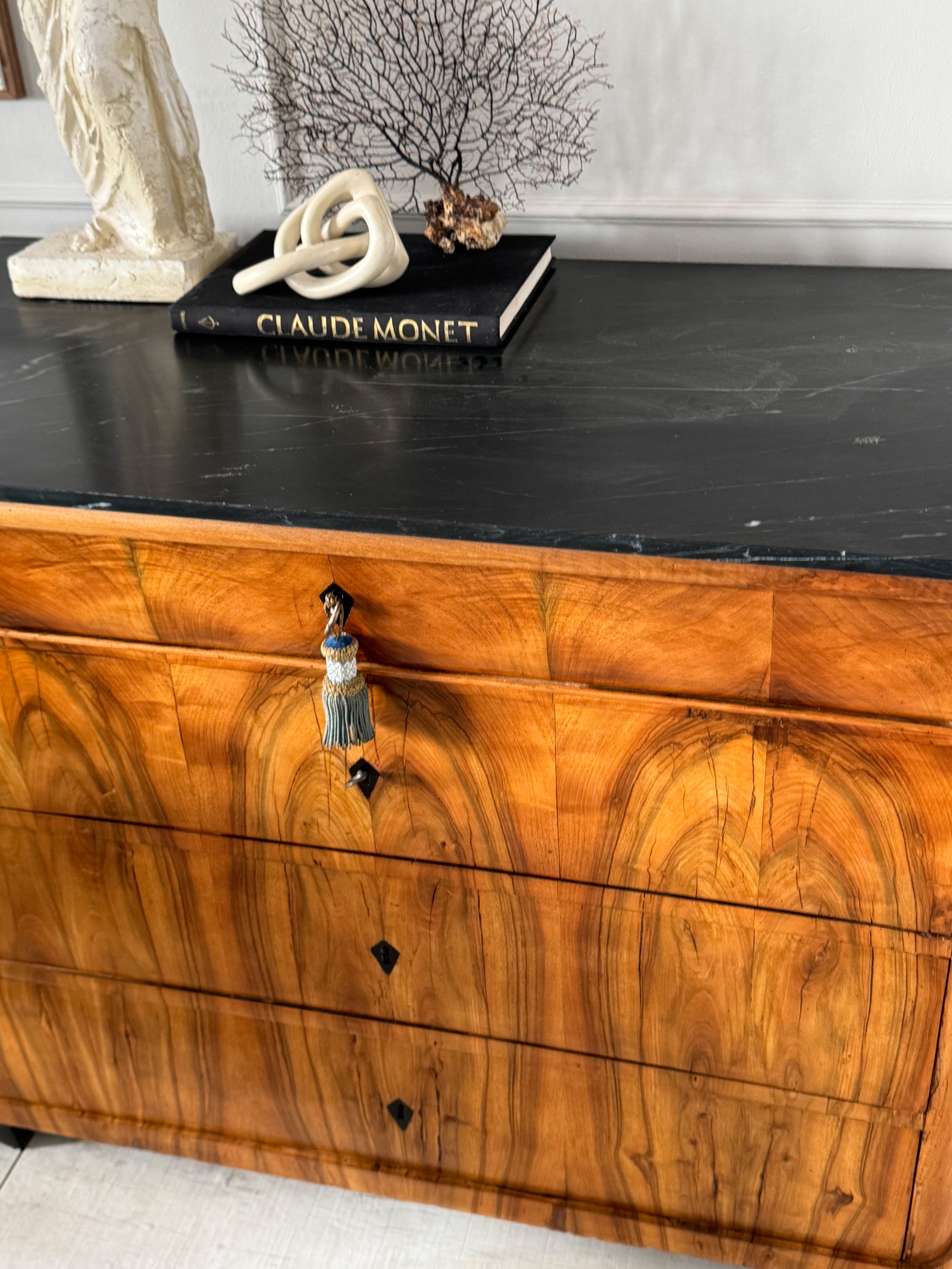 FEINE ANTIKE BIEDERMEIER KOMMODE MIT MARMORPLATTE NUSSBAUM