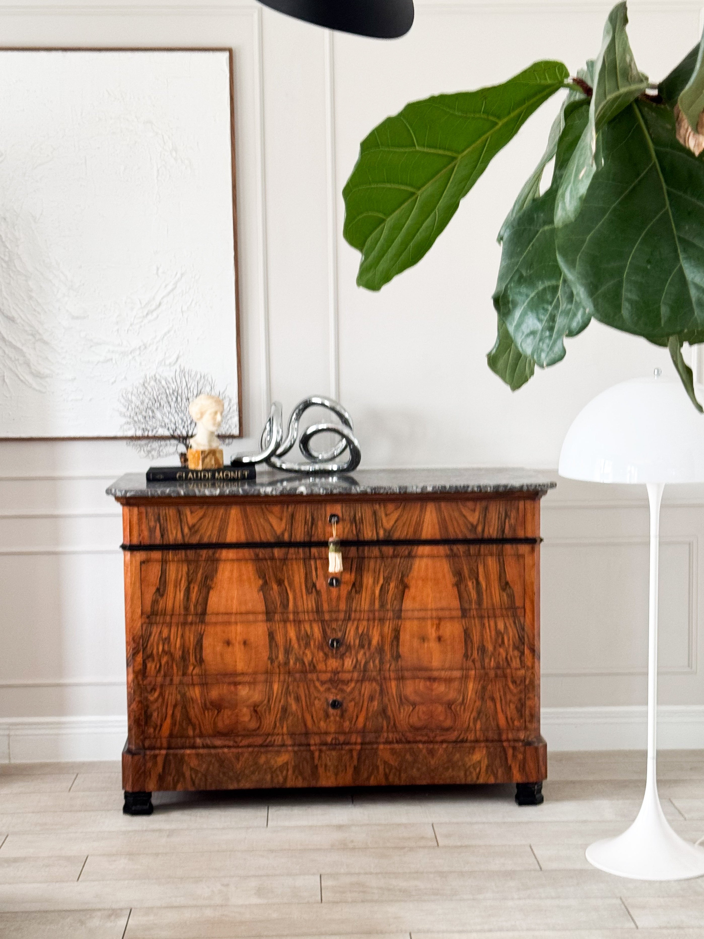 ANTIKE FRANZÖSISCHE KOMMODE AUS NUSSBAUM MIT MARMORPLATTE