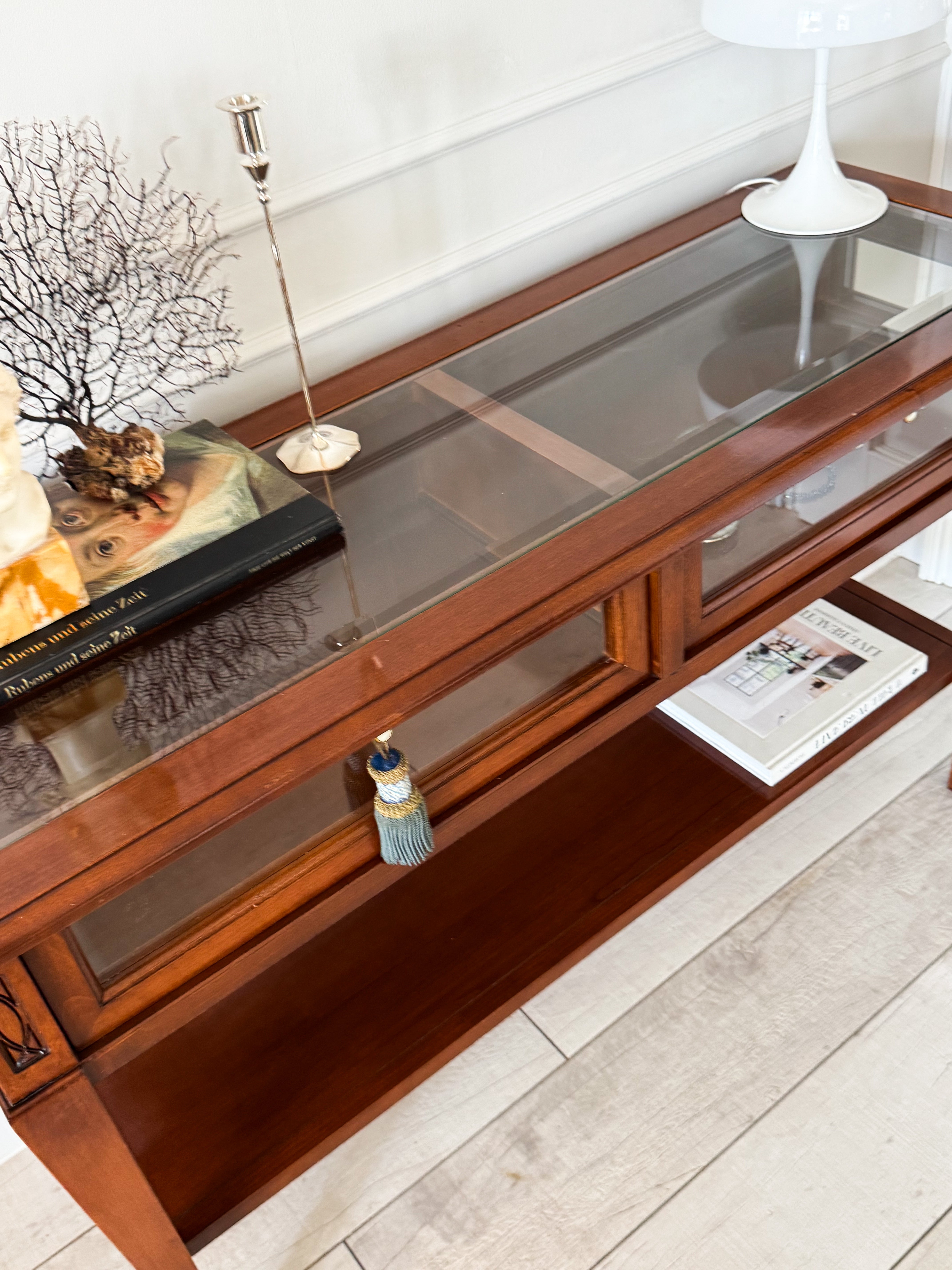 VINTAGE KONSOLENTISCH MIT VITRINE IN NUSSBAUM