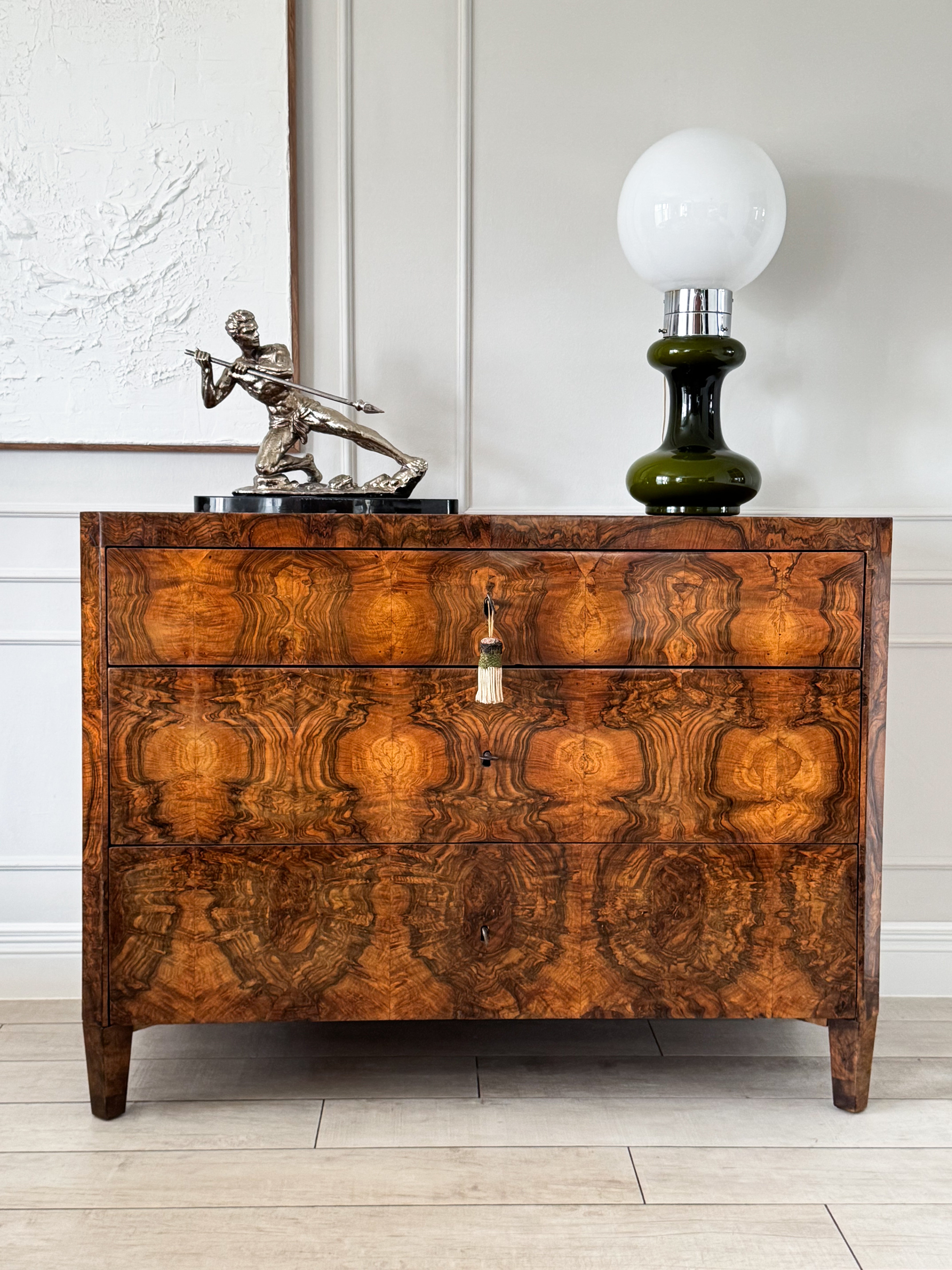 AUSGEFALLENE ELEGANTE BIEDERMEIER SCHREIBKOMMODE NUSSBAUM