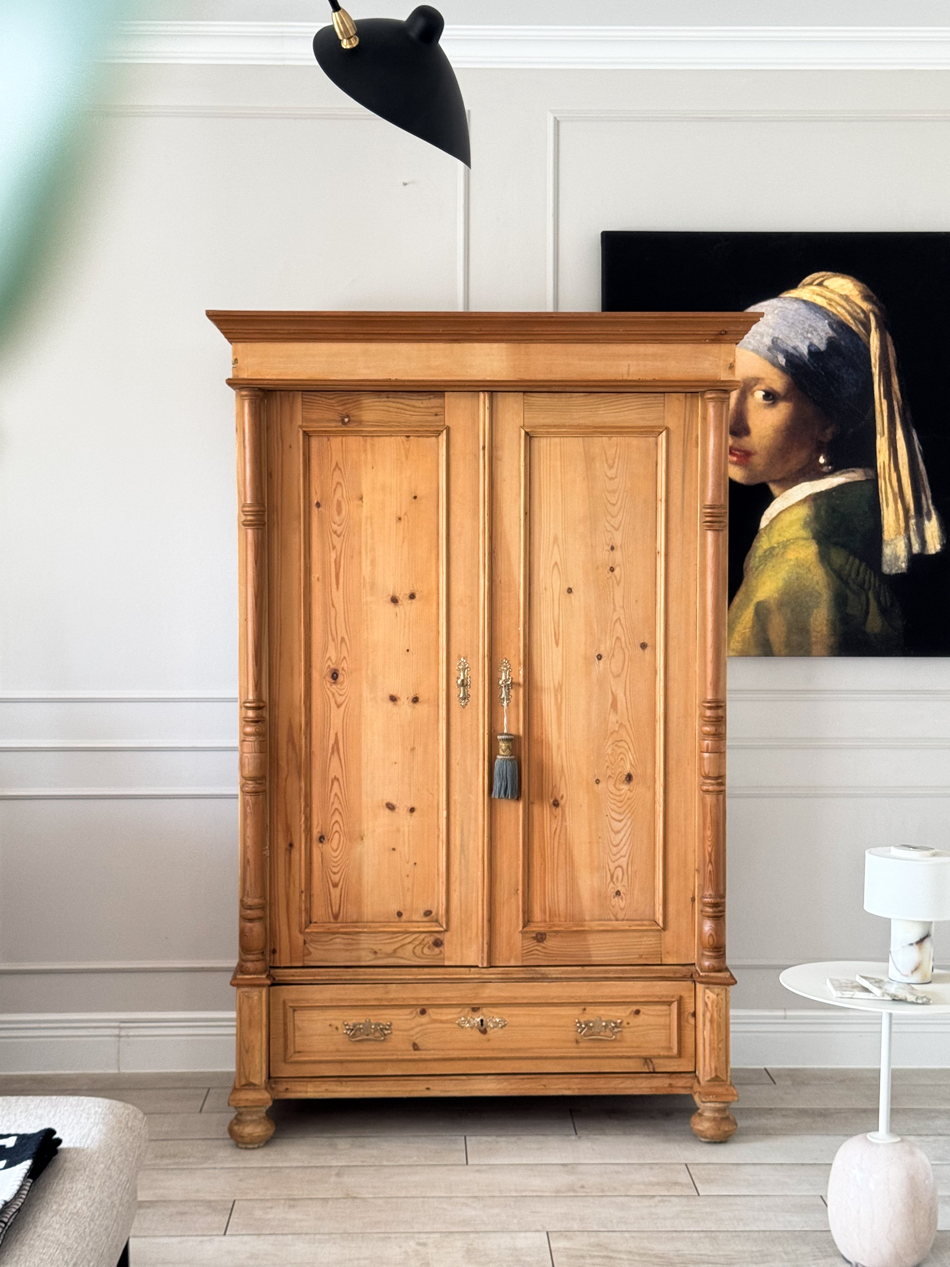 ELEGANTER ANTIKER WEICHHOLZSCHRANK UM 1900