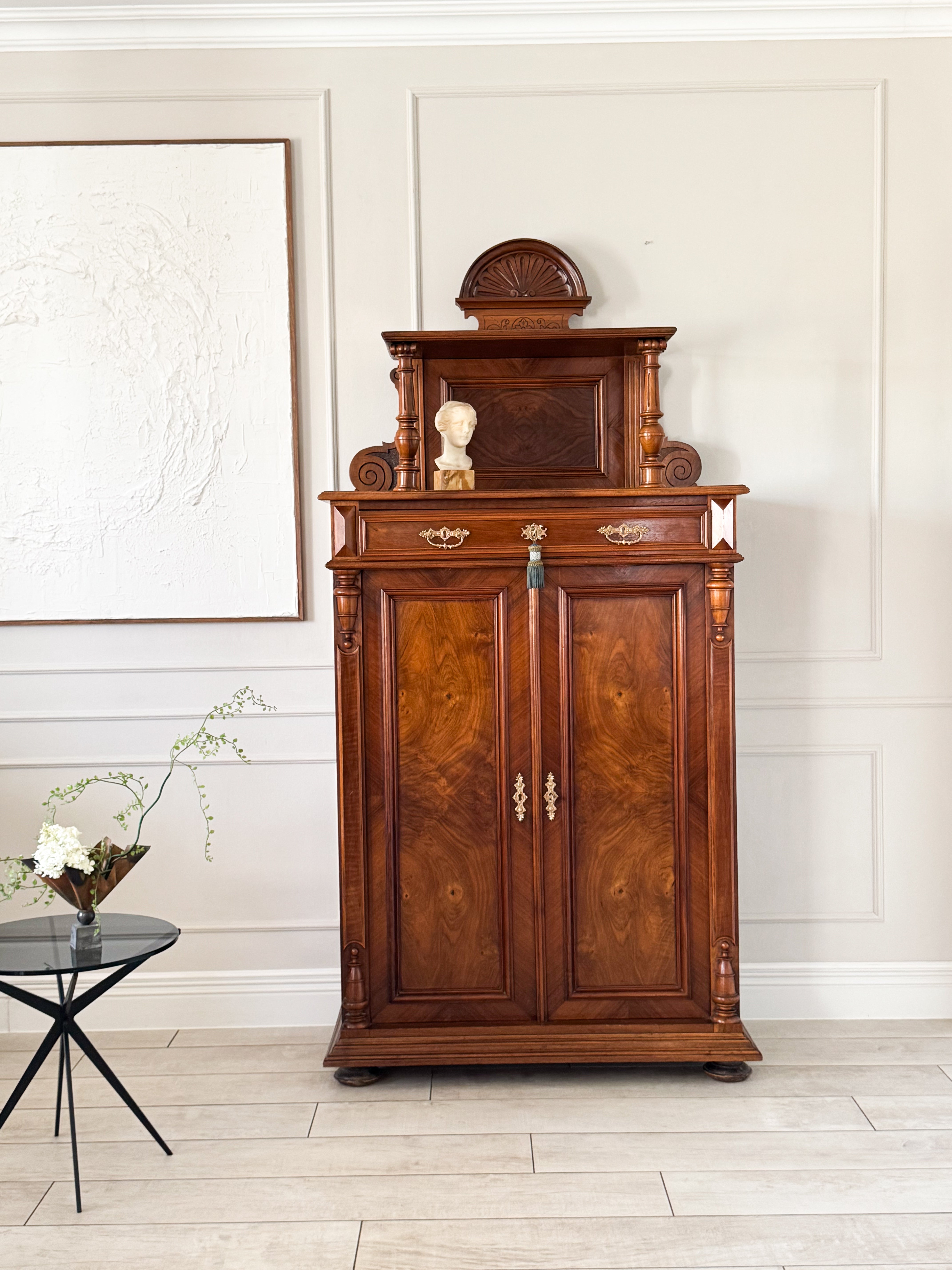 ELEGANTER ANTIKER VERTIKOSCHRANK IN NUSSBAUM GRÜNDERZEIT