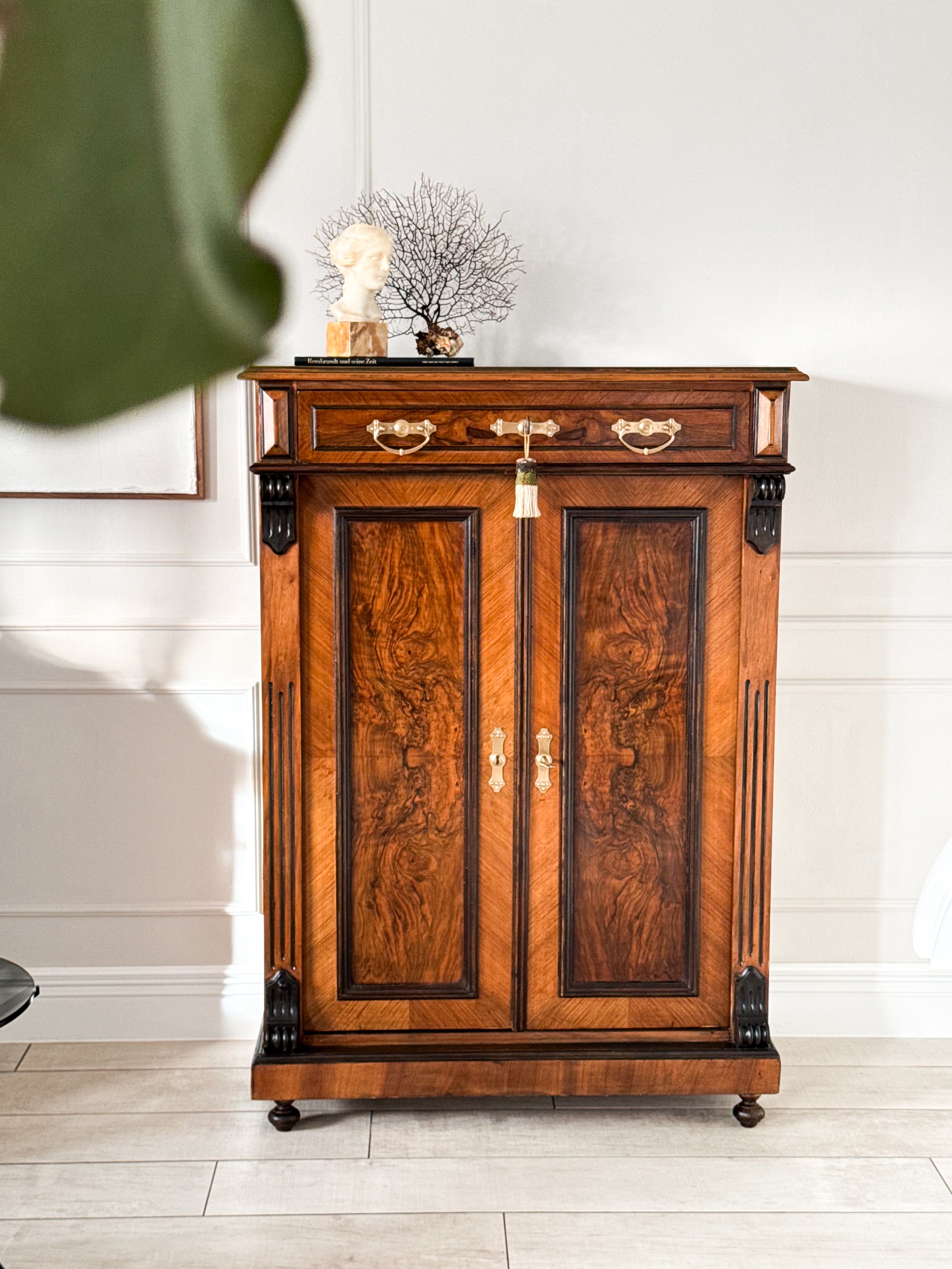 ANTIKER VERTIKOSCHRANK IN NUSSBAUM GRÜNDERZEIT