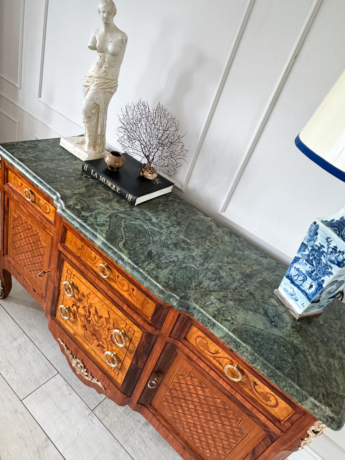 ANTIKES FRANZÖSISCHES SIDEBOARD MIT MARKETERIE UND MARMORPLATTE