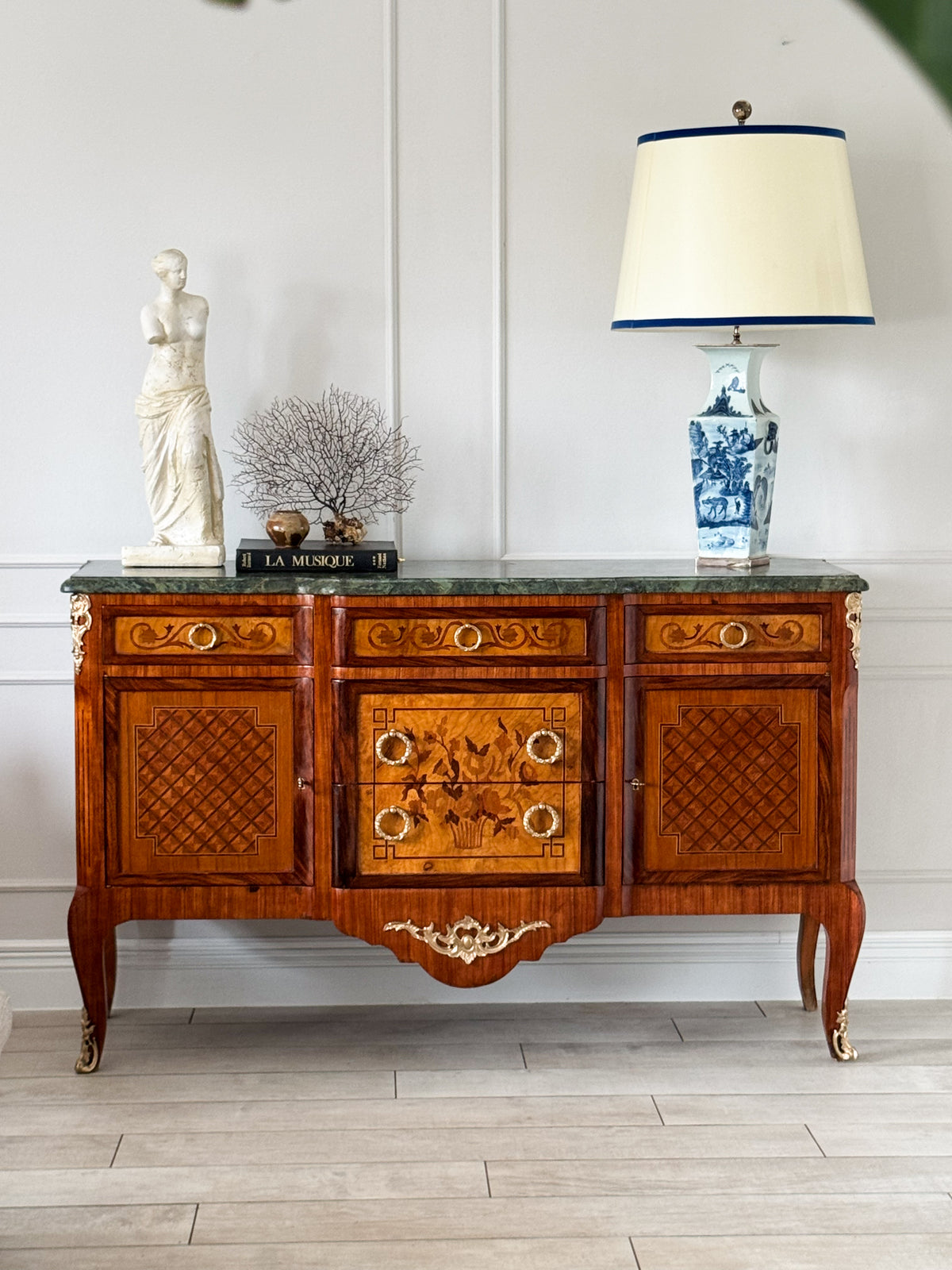 ANTIKES FRANZÖSISCHES SIDEBOARD MIT MARKETERIE UND MARMORPLATTE