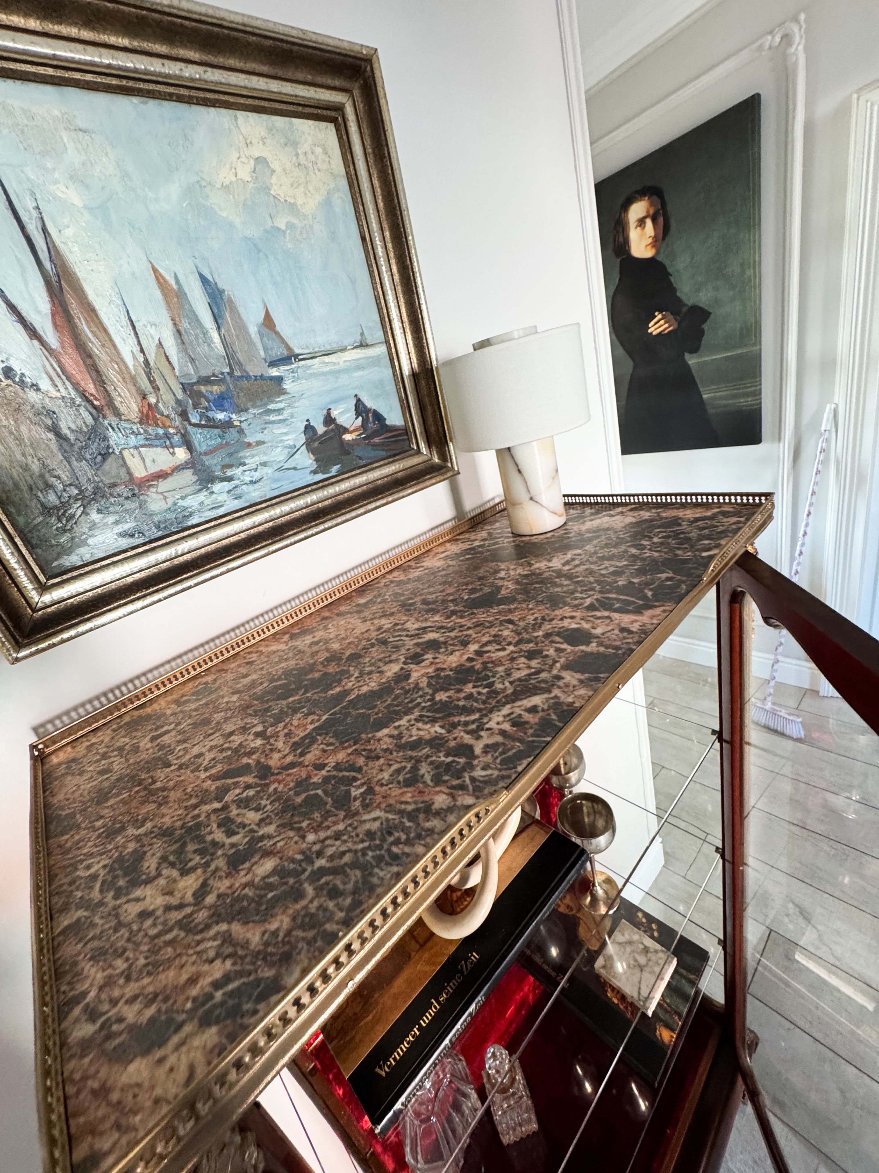 ANTIKER FRANZÖSISCHER VITRINENSCHRANK MIT MARMORPLATTE