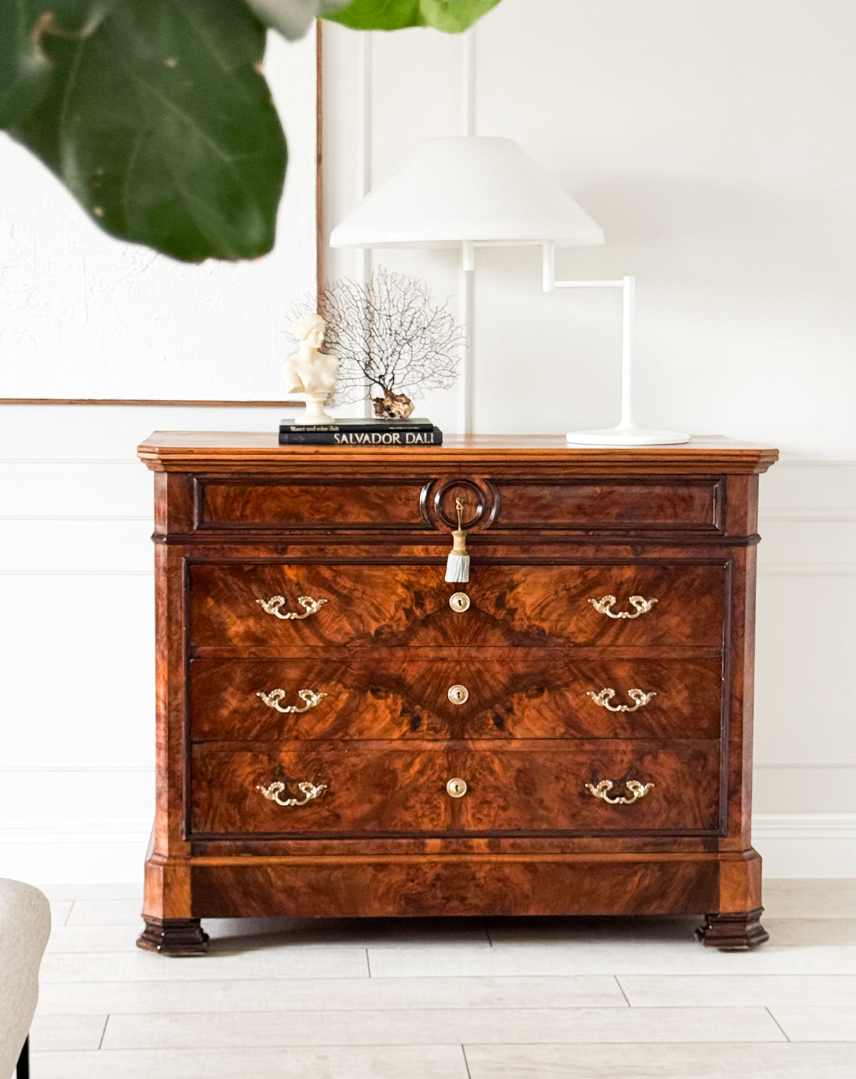 ELEGANT ANTIQUE FRENCH WALNUT COMMODE