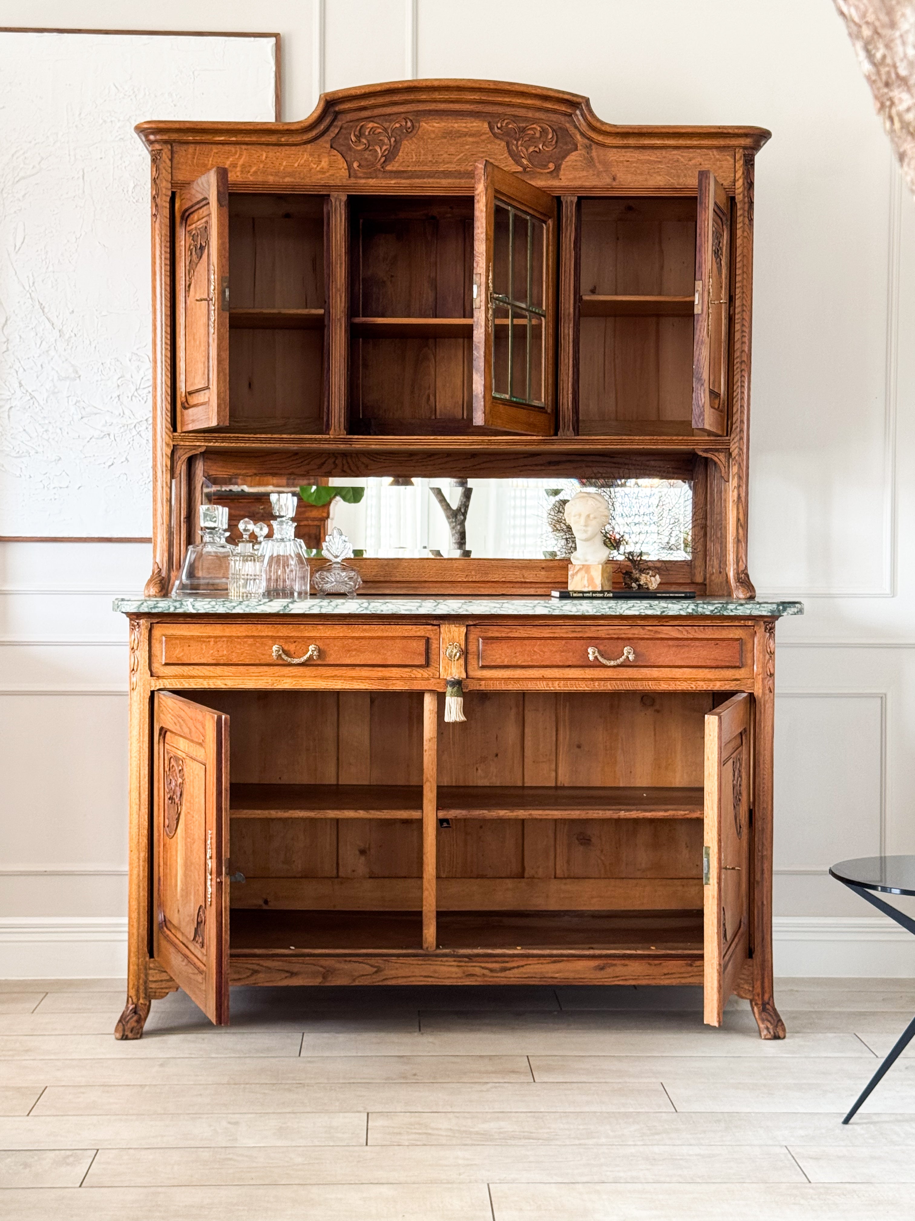 ANTIKER FRANZÖSISCHER BUFFETSCHRANK MIT MARMORPLATTE