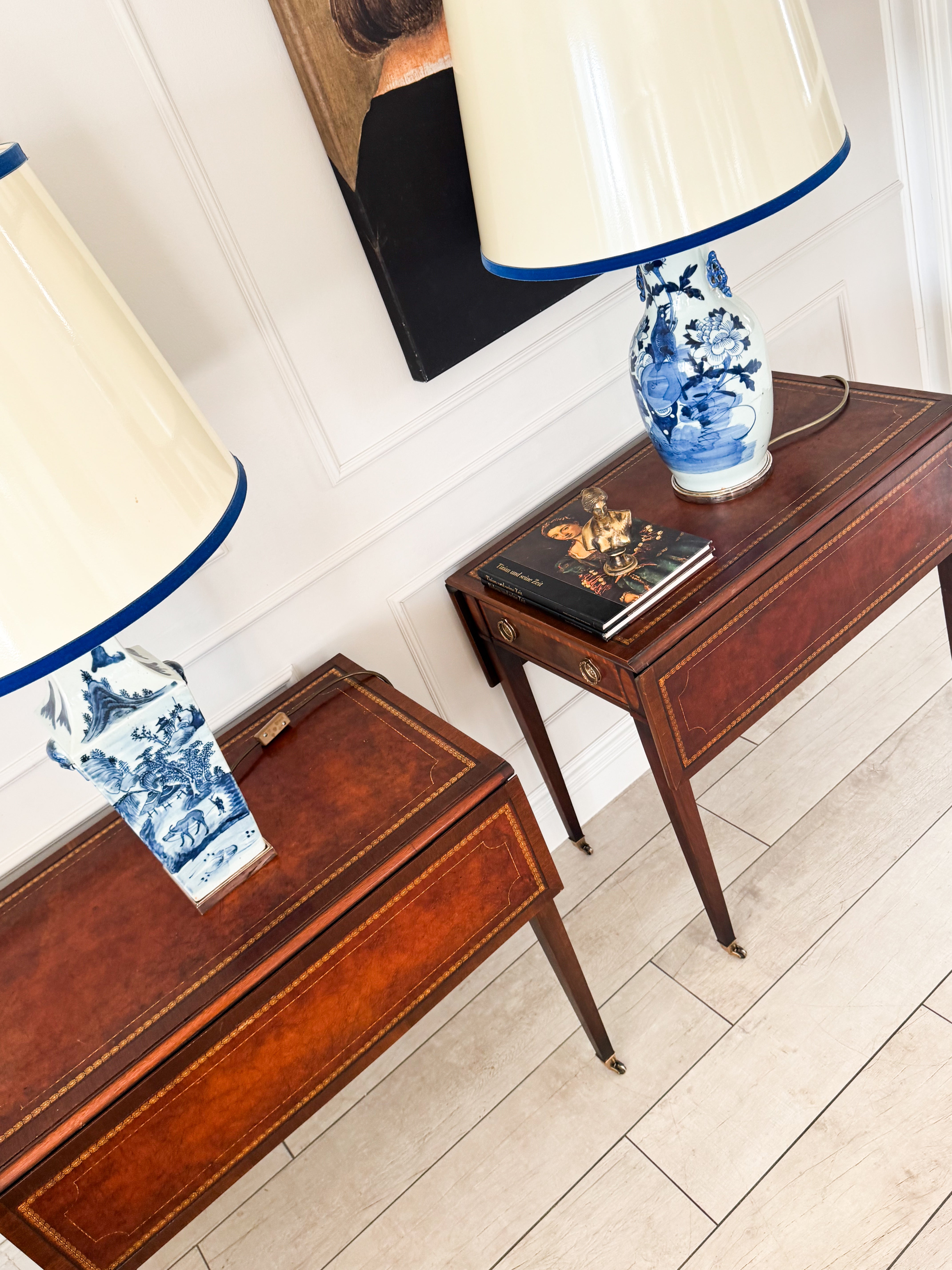 ANTIQUE ENGLISH PEMBROKE TABLE WITH FOLDING TOP