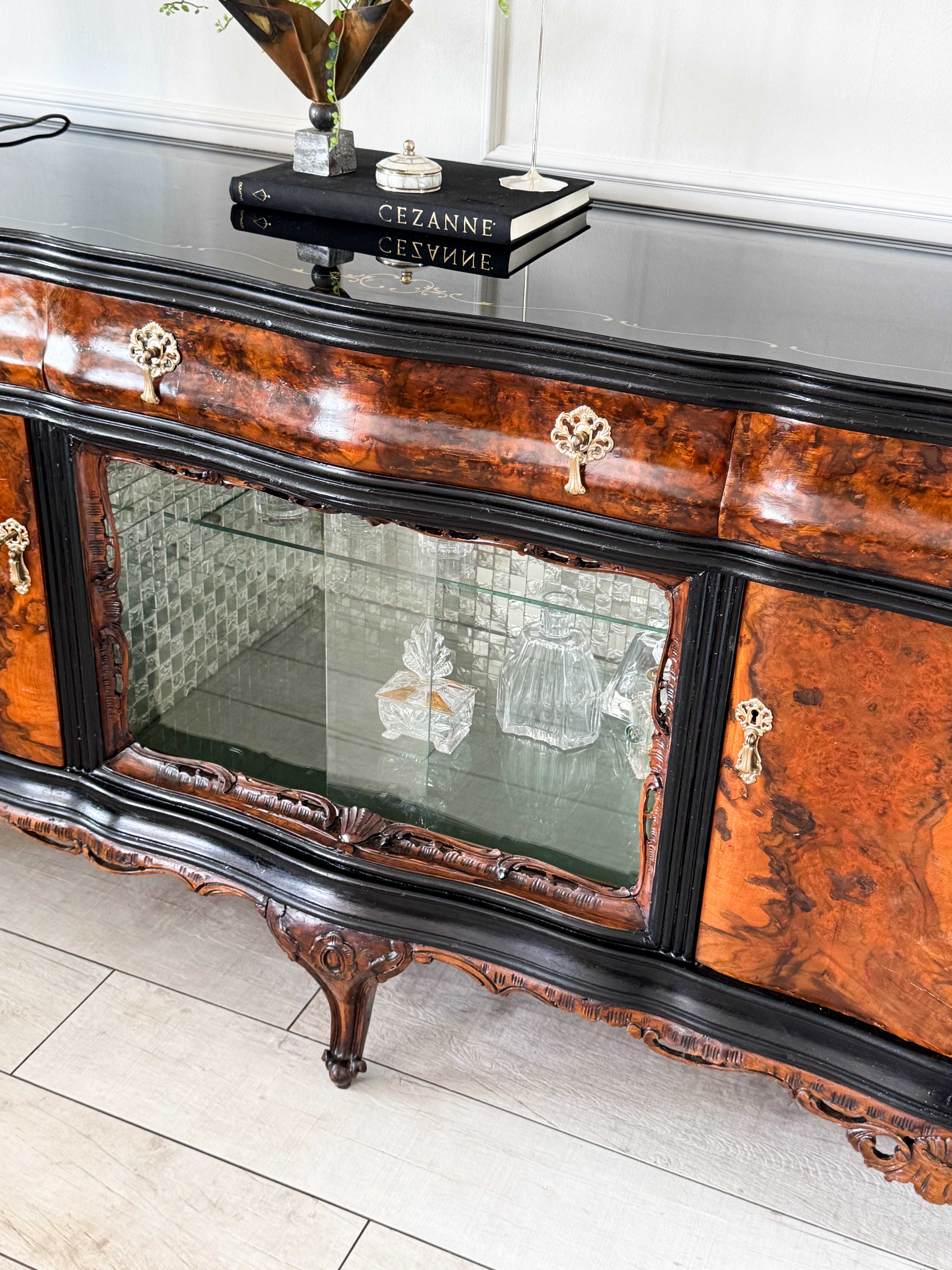 AUSGEFALLENES ANTIKES SIDEBOARD MIT BAR