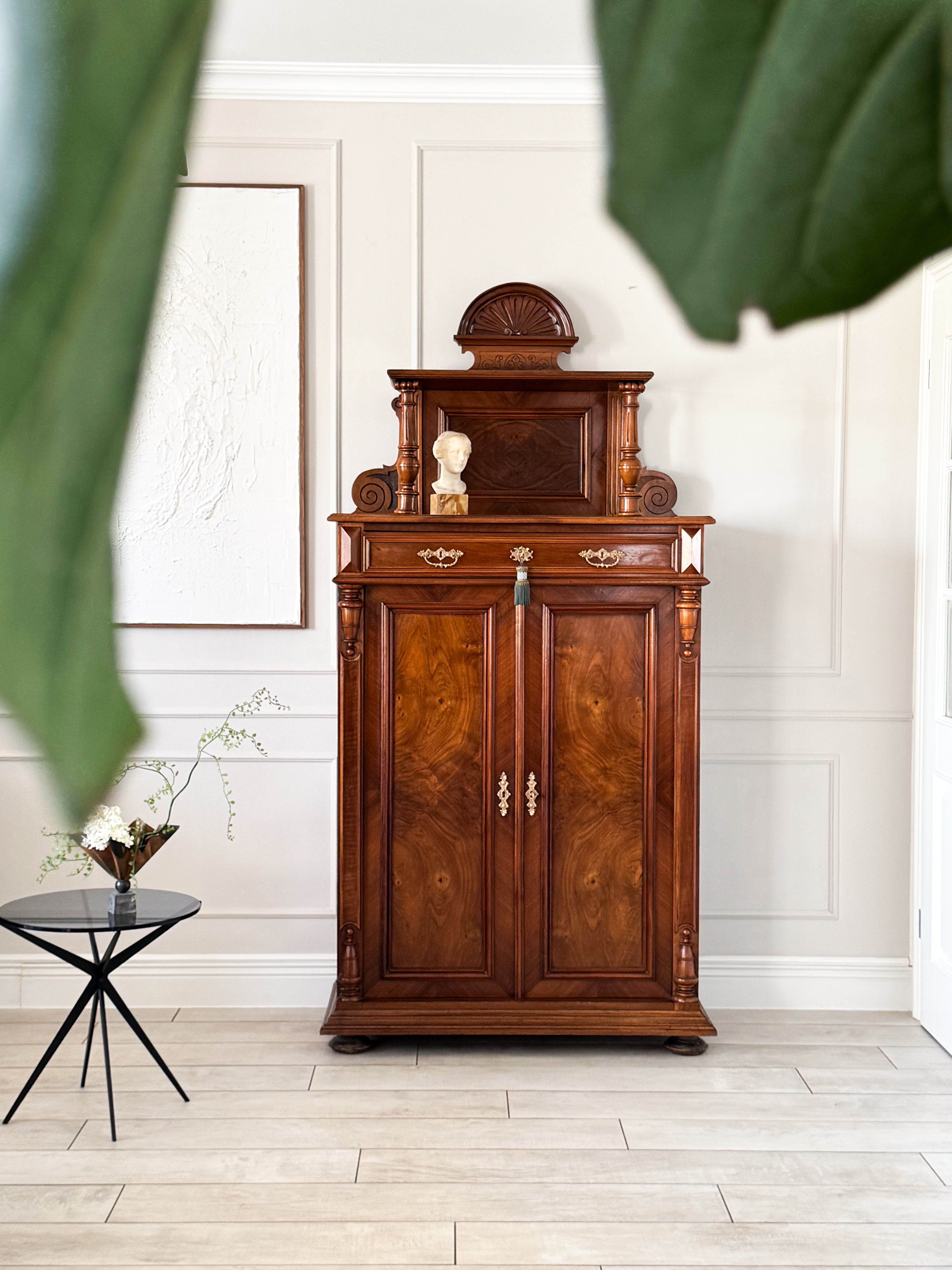 ELEGANTER ANTIKER VERTIKOSCHRANK IN NUSSBAUM GRÜNDERZEIT