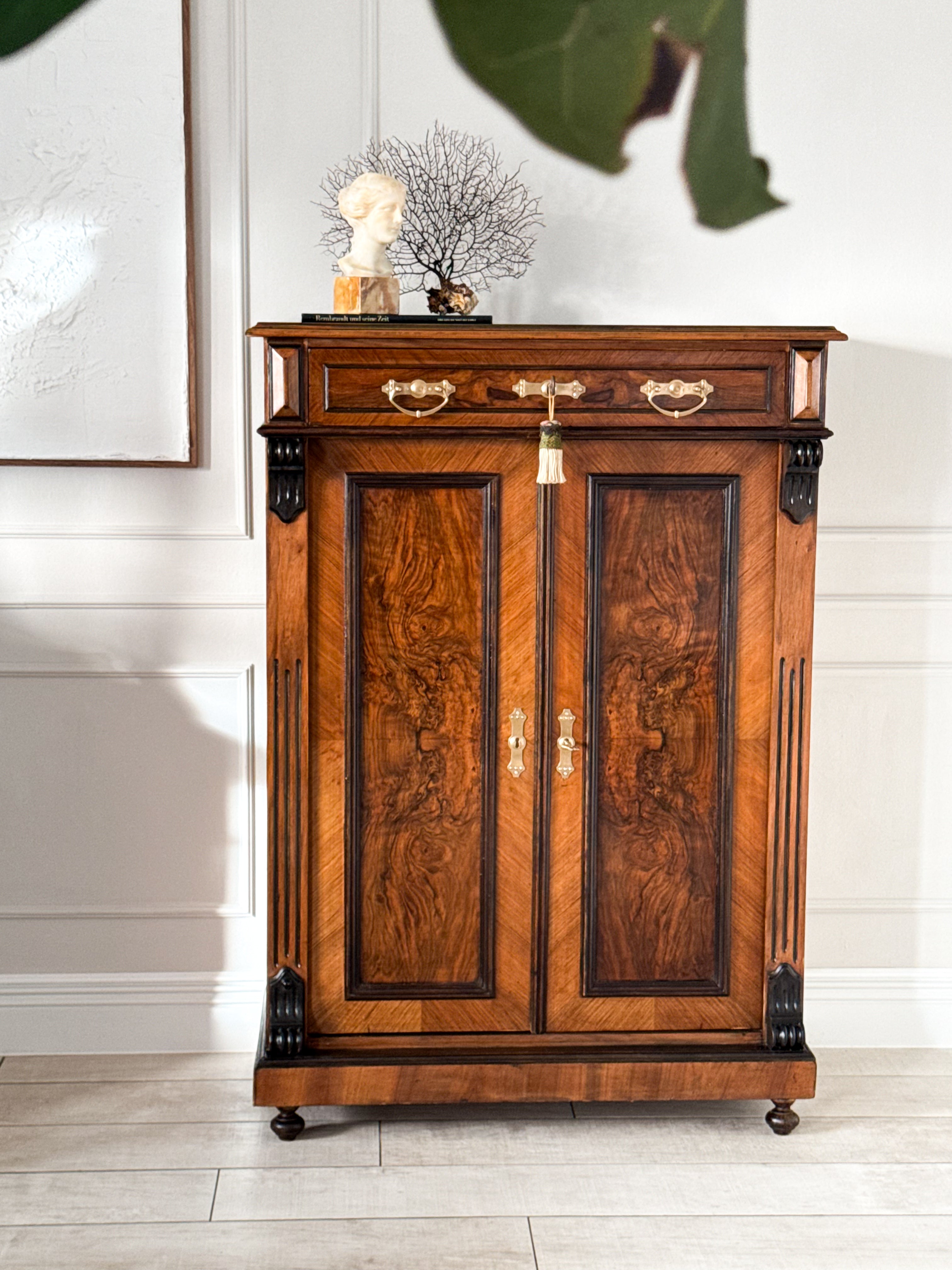 ANTIKER VERTIKOSCHRANK IN NUSSBAUM GRÜNDERZEIT