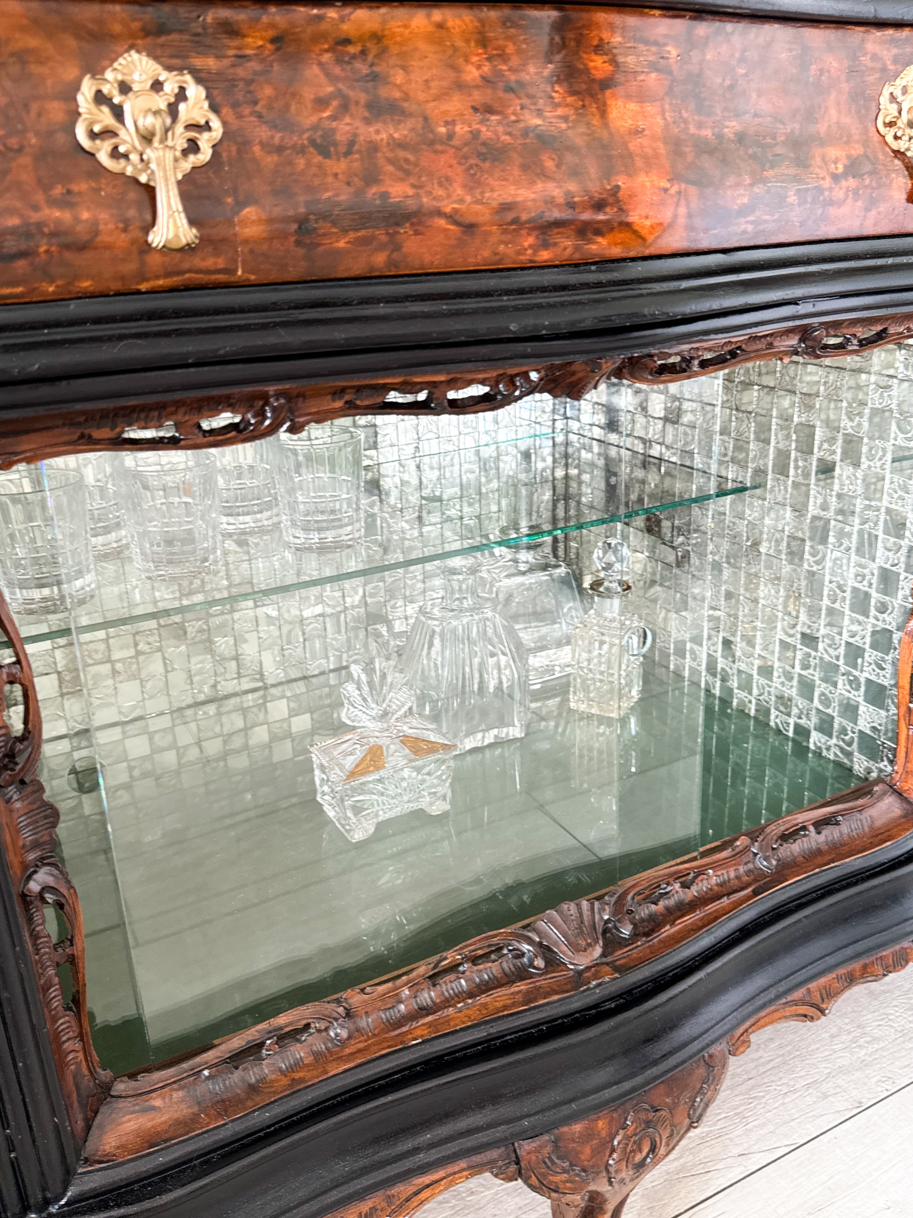 AUSGEFALLENES ANTIKES SIDEBOARD MIT BAR