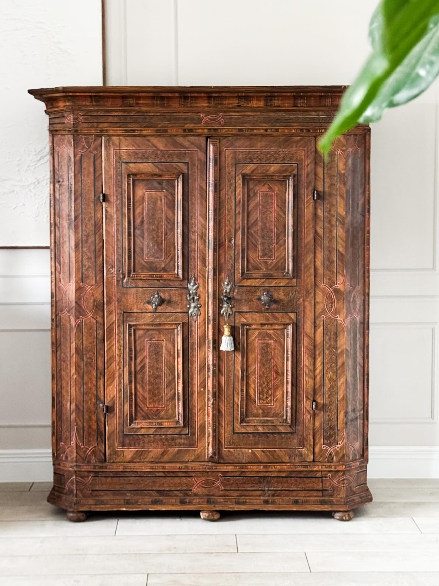 ANTIKER BAUERNSCHRANK AUS DER BAROCKZEIT HANDBEMALT 1780