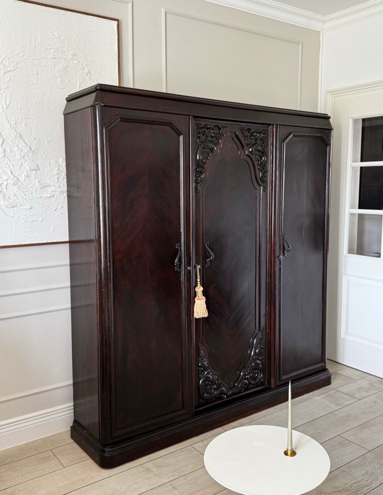 ANTIKER SCHRANK MIT SCHÖNEN DETAILS KLASSISCH UND ELEGANT