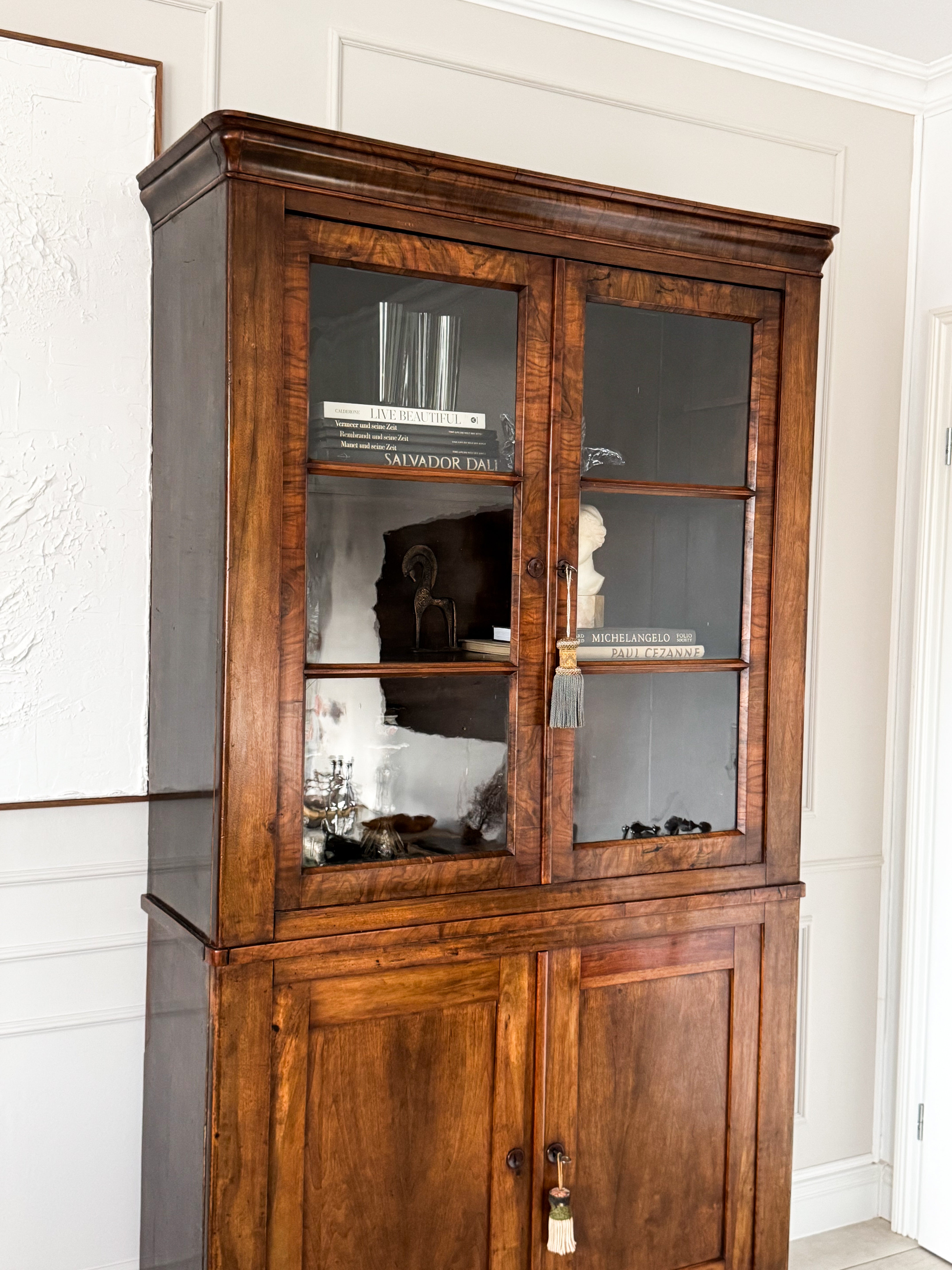 ANTIKER BIEDERMEIER VITRINENSCHRANK BÜCHERSCHRANK NUSSBAUM