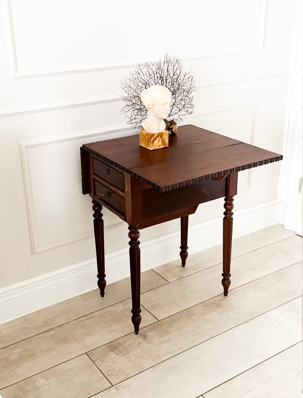 ANTIKER PEMBROKE TABLE MADE OF WALNUT