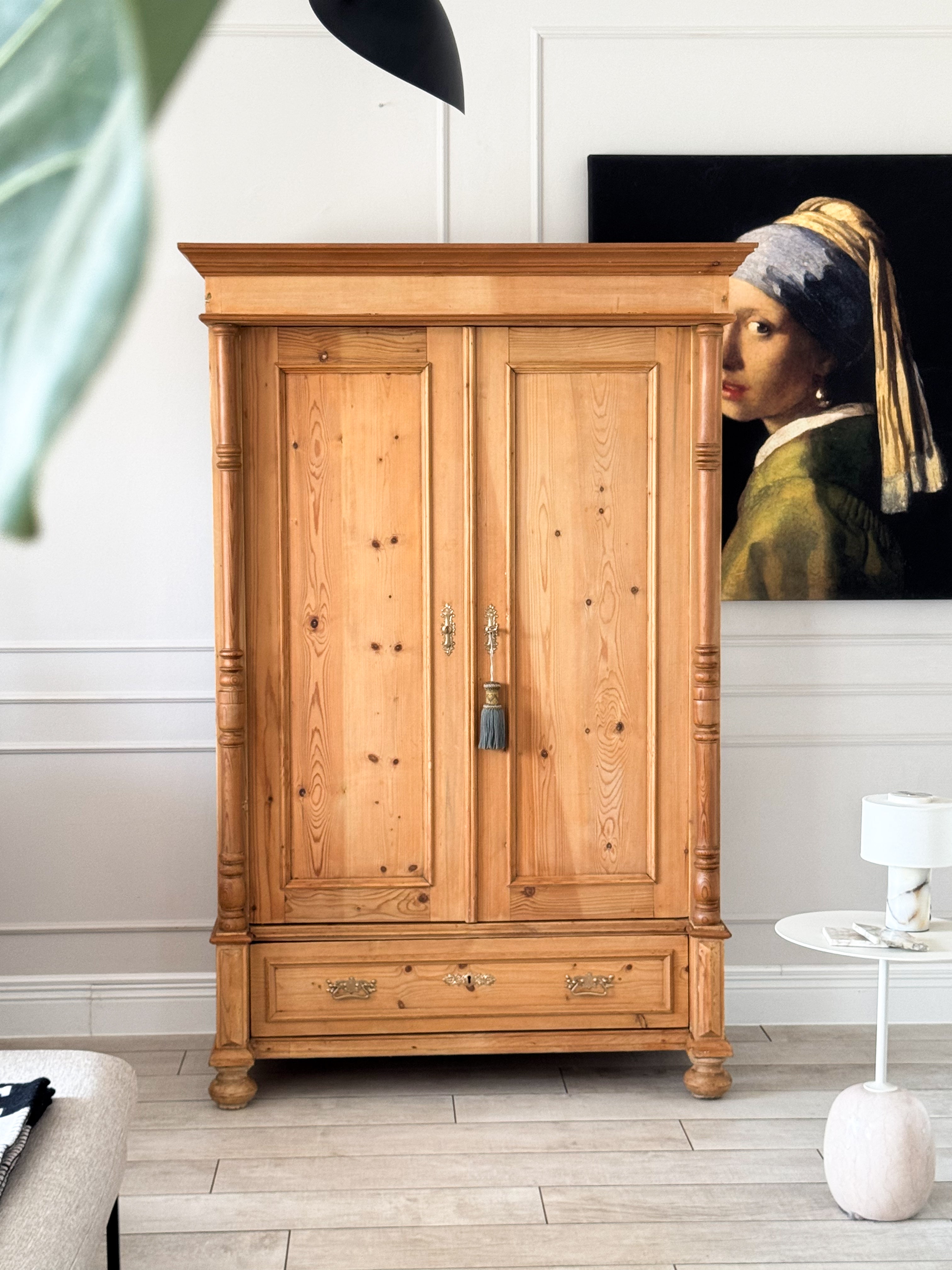ELEGANTER ANTIKER WEICHHOLZSCHRANK UM 1900