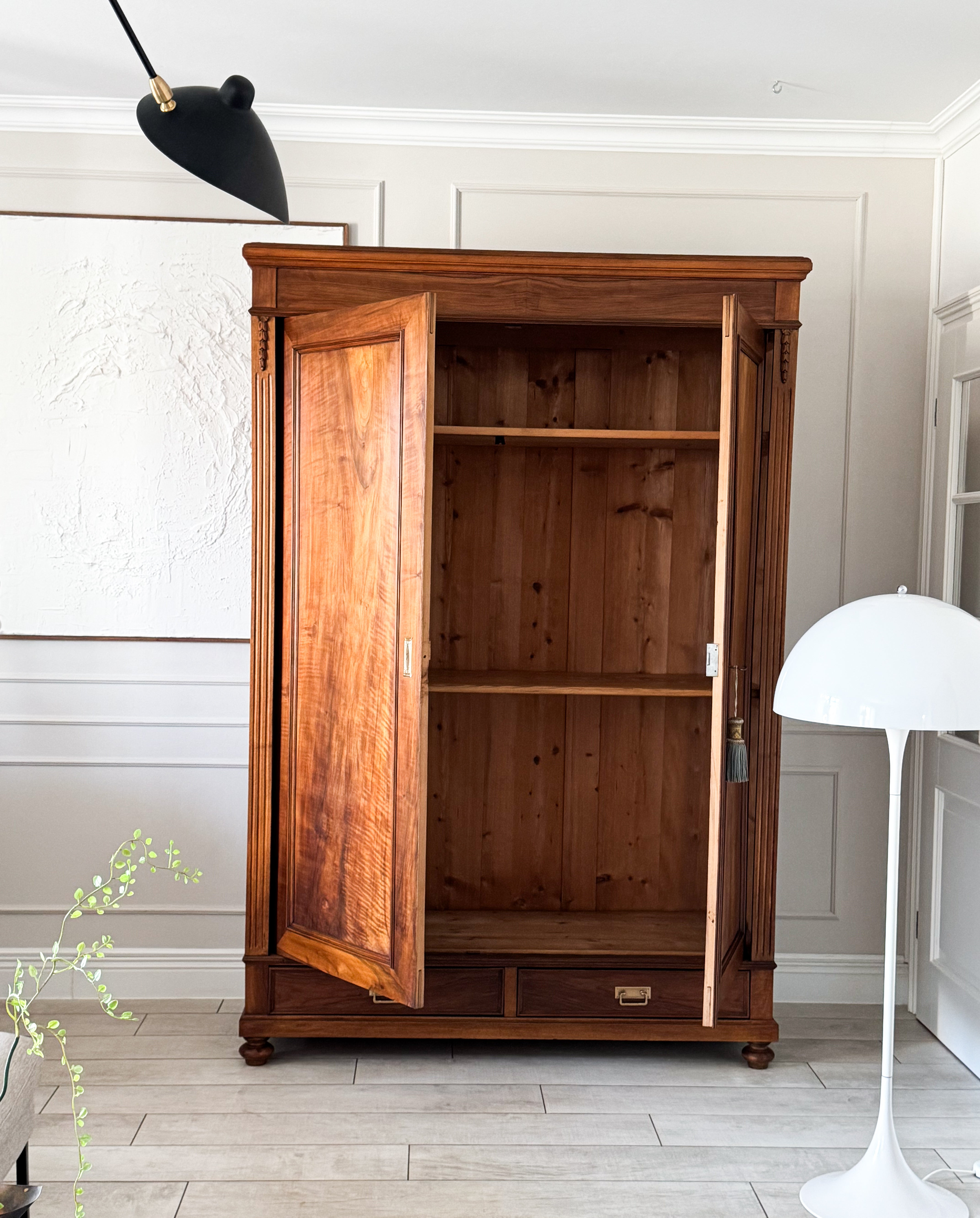 ANTIKER FRANZÖSISCHER SCHRANK AUS NUSSBAUM