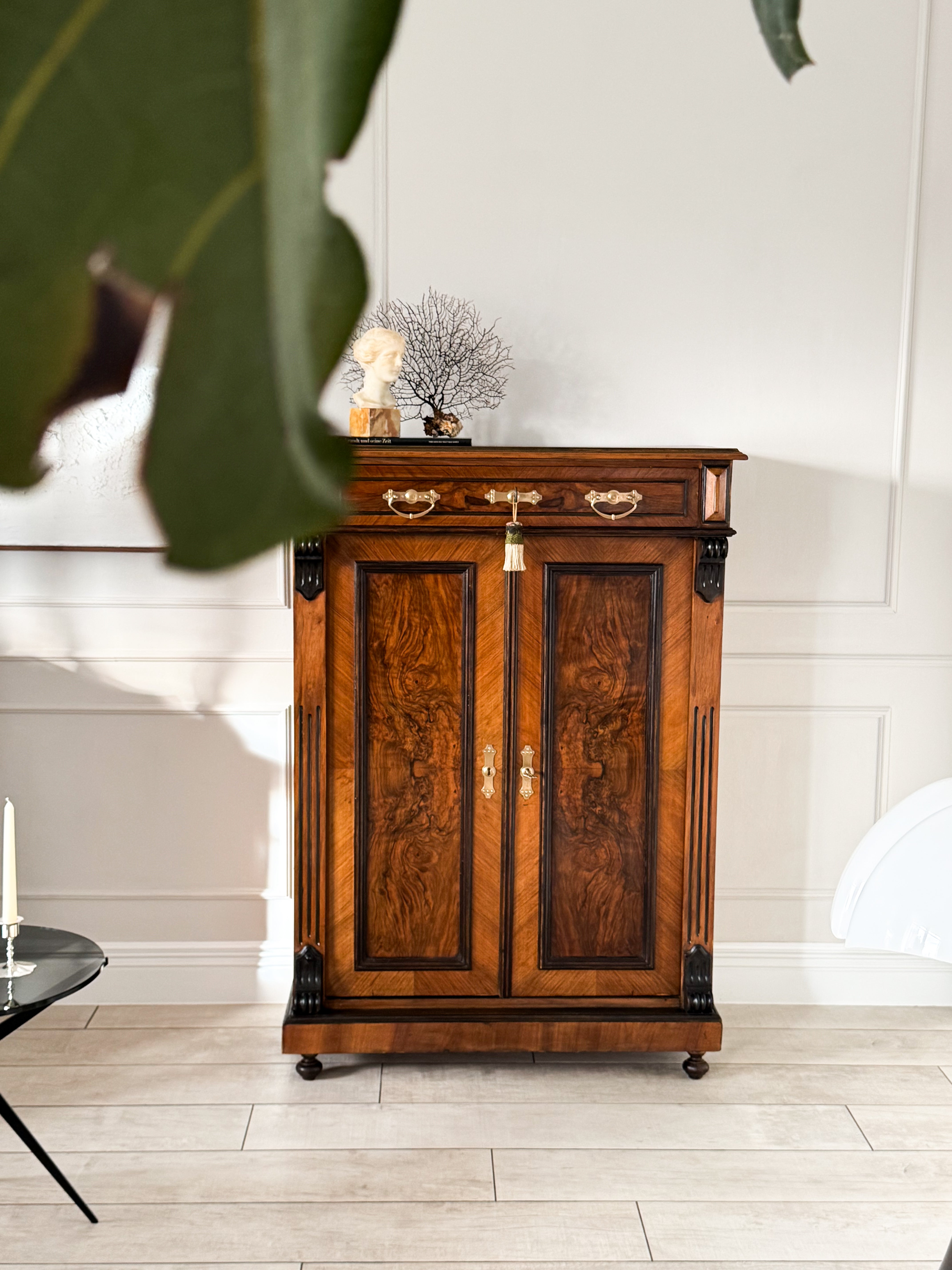 ANTIKER VERTIKOSCHRANK IN NUSSBAUM GRÜNDERZEIT