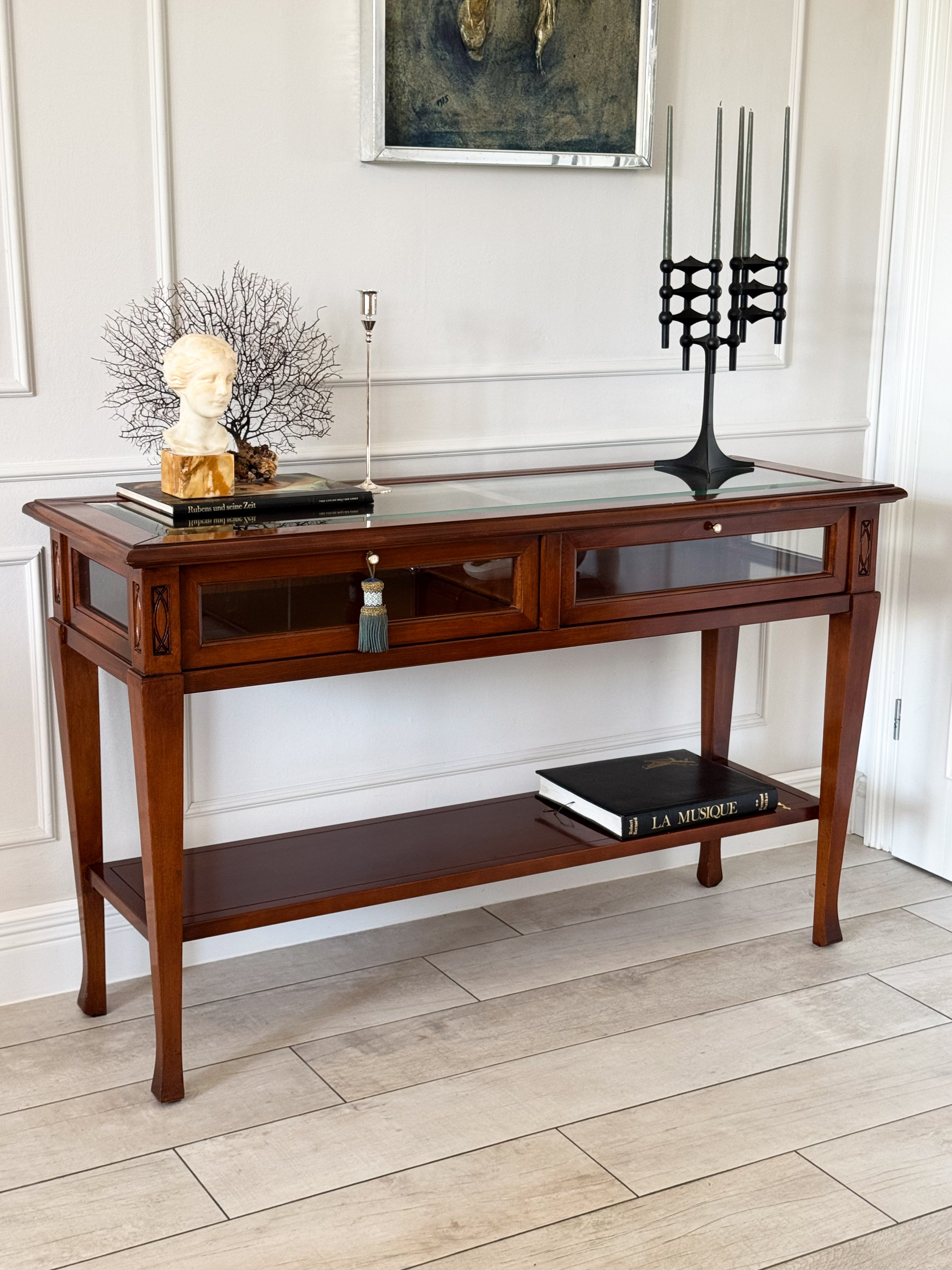 VINTAGE KONSOLENTISCH MIT VITRINE IN NUSSBAUM