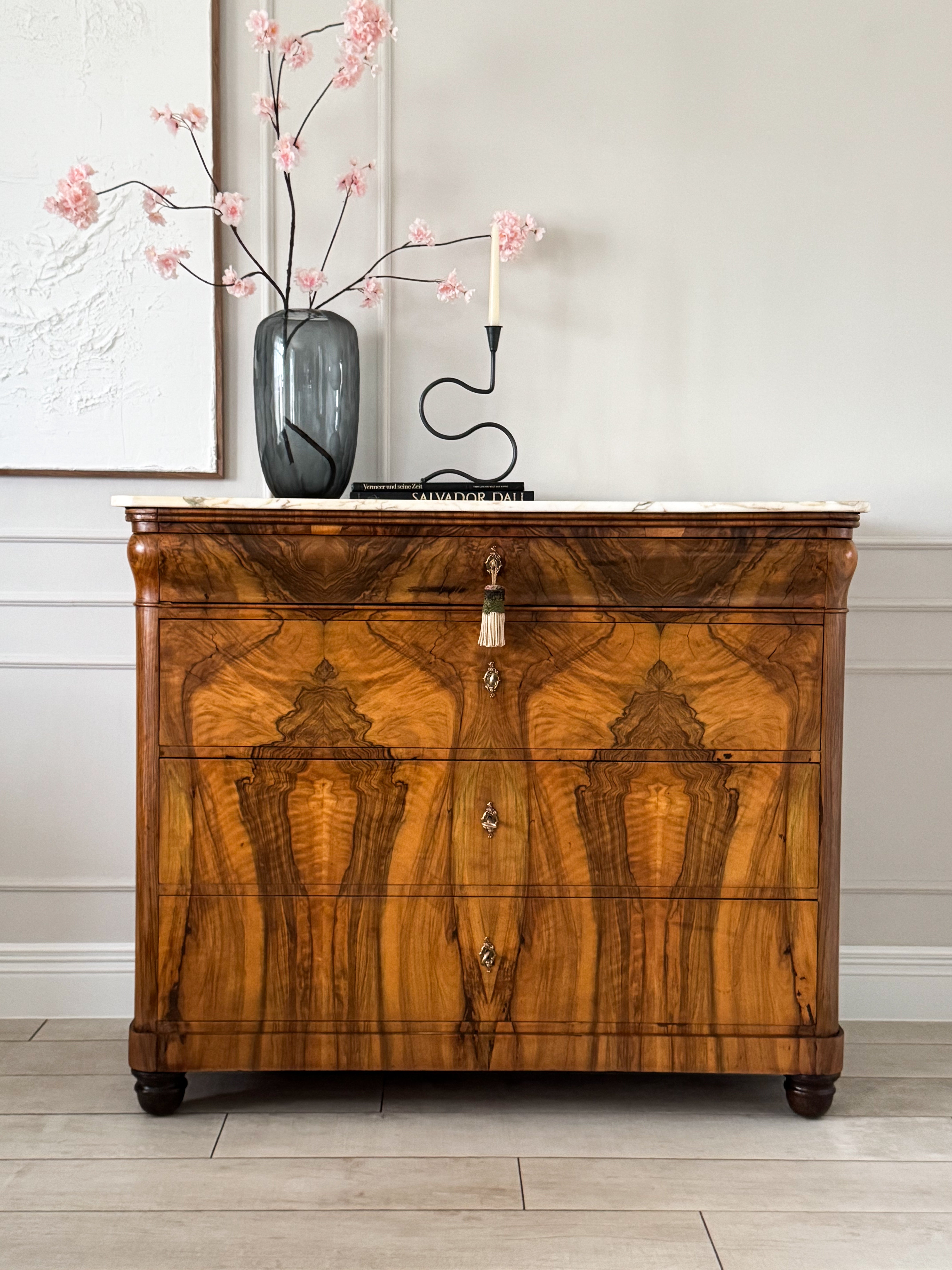 ANTIKE BIEDERMEIER KOMMODE MIT MARMORPLATTE NUSSBAUM SCHÖNE MASERUNG