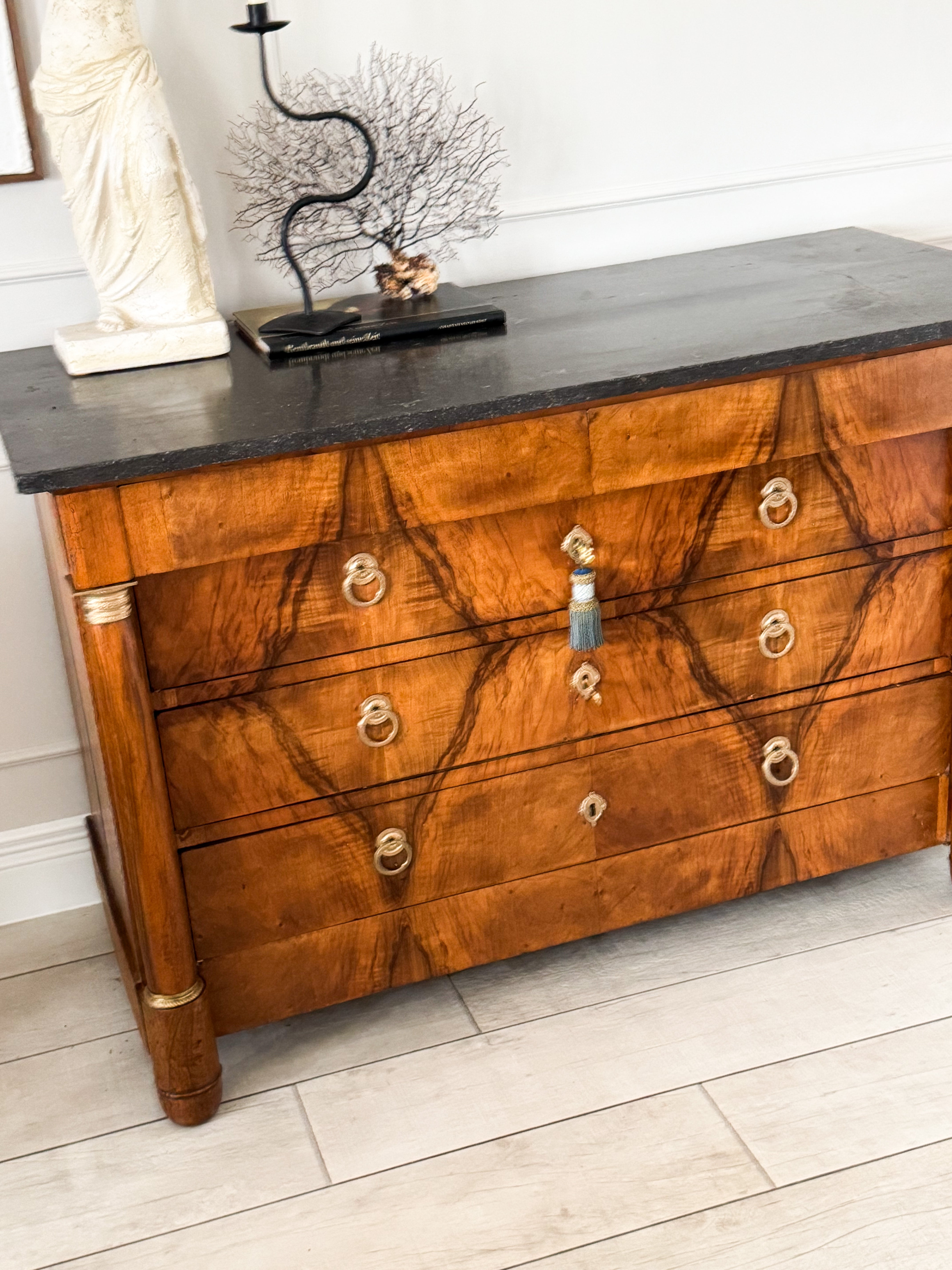 ANTIKE EMPIRE KOMMODE MIT MARMORPLATTE NUSSBAUM