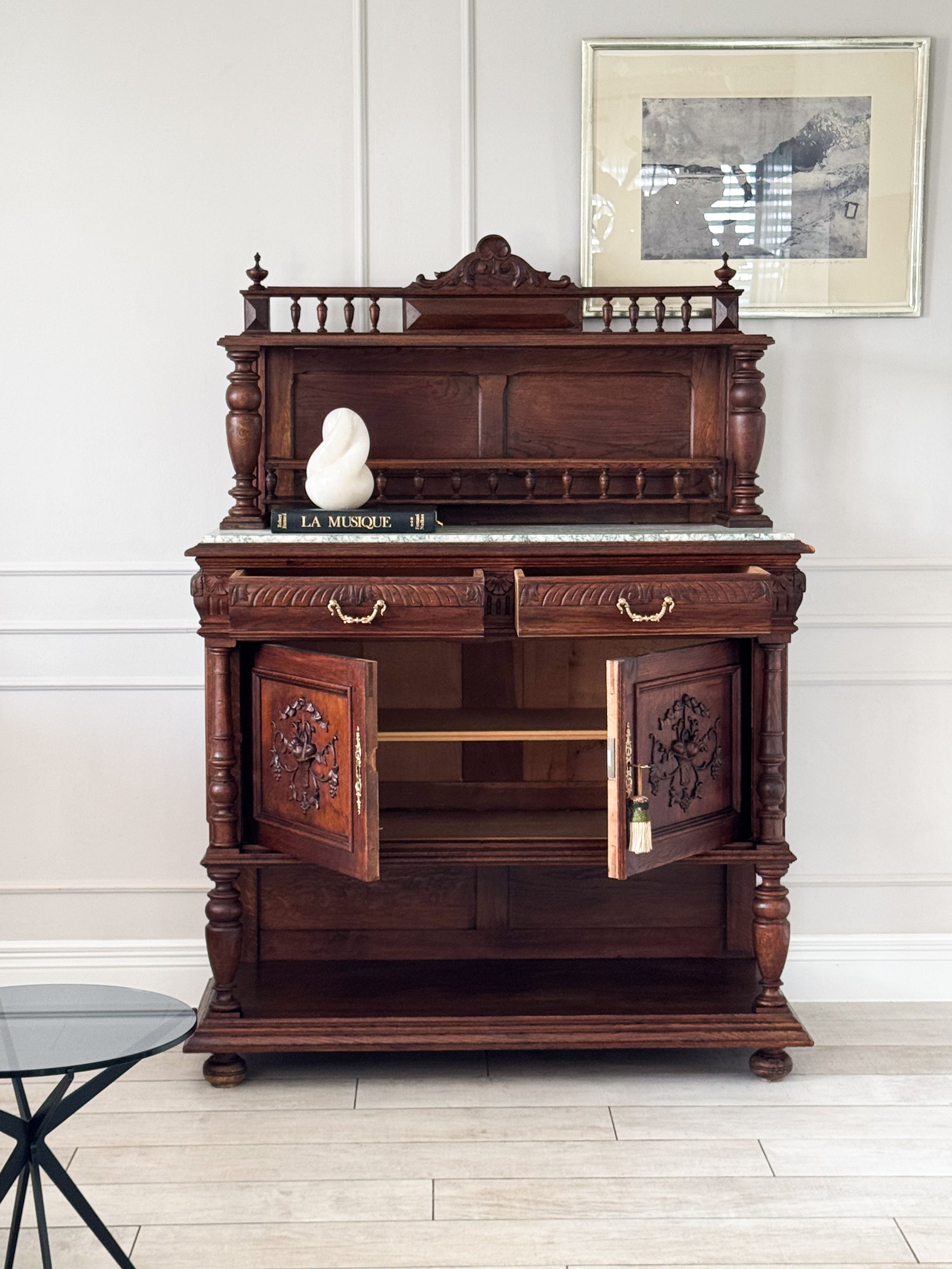 AUSGEFALLENE ANTIKE ANRICHTE MIT MARMORPLATTE JUGENDSTIL