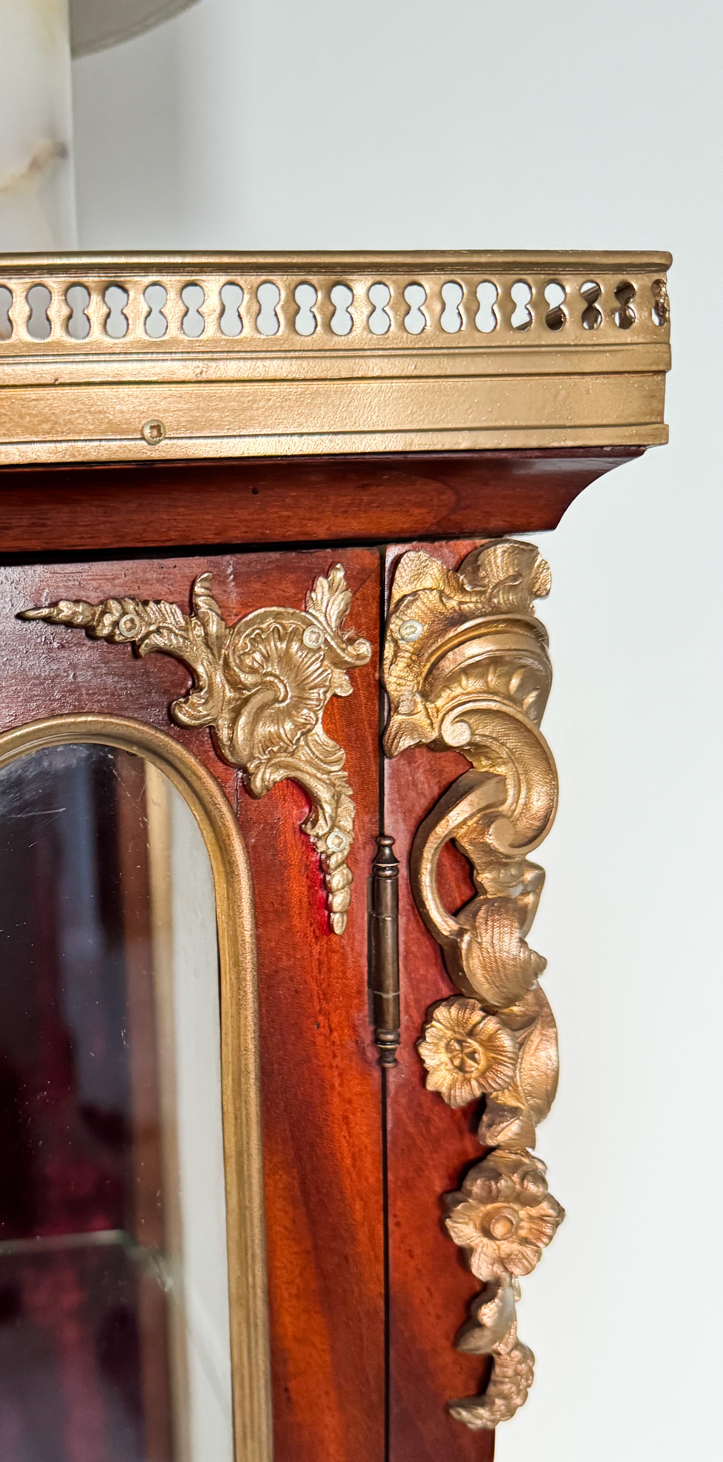 ANTIKER FRANZÖSISCHER VITRINENSCHRANK MIT MARMORPLATTE